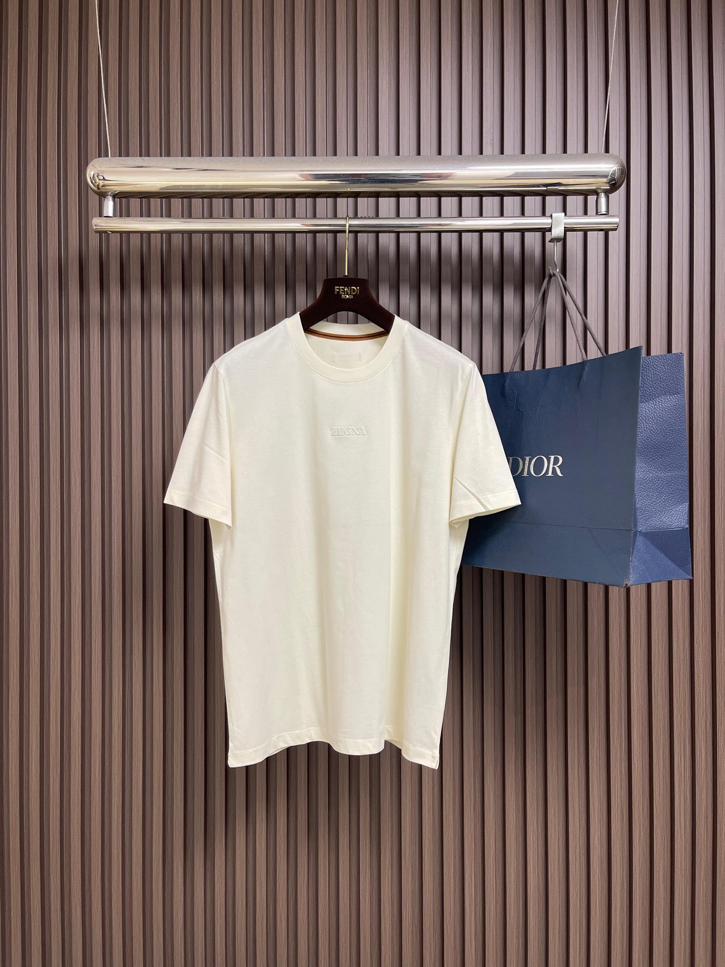 NO:745888,Zegna 2026SS solid color short-sleeved T-shirt with embossed logo. Customized 60-count three-ply plain cotton fabric. Extremely soft and comfortable. High-end and elegant, simple and versatile style. Sunny and handsome. Full score for upper body affinity and favorability. Sizes M-3XL. M size. Bust 106. Shoulder width 44.8. Length 69.5 L. Bust 110. Shoulder width 46. Length 71.5 XL.  Bust 114, shoulder width 47.2, length 73.5, XXL, bust 118, shoulder width 48.4, length 75.5, size 3XL, bust 122, shoulder width 49.6, length 76.5, T-shirt, tees, t-shirt,19860909Zegna 2026SS 压印logo标识净色短袖T恤.定制60支三股平纹精棉面料 极致柔软舒适 高端大气,简约百搭款式 阳光帅气 上身亲和力和好感度满分.尺码M-3XL  M码 胸围106肩宽44.8衣长69.5 L码 胸围110肩宽46衣长71.5  XL码 胸围114肩宽47.2 衣长73.5 XXL码 胸围118肩宽48.4 衣长75.5 3XL码 胸围122 肩宽49.6 衣长76.5,,T-shirt,tees，t-shirt,,Men's clothing