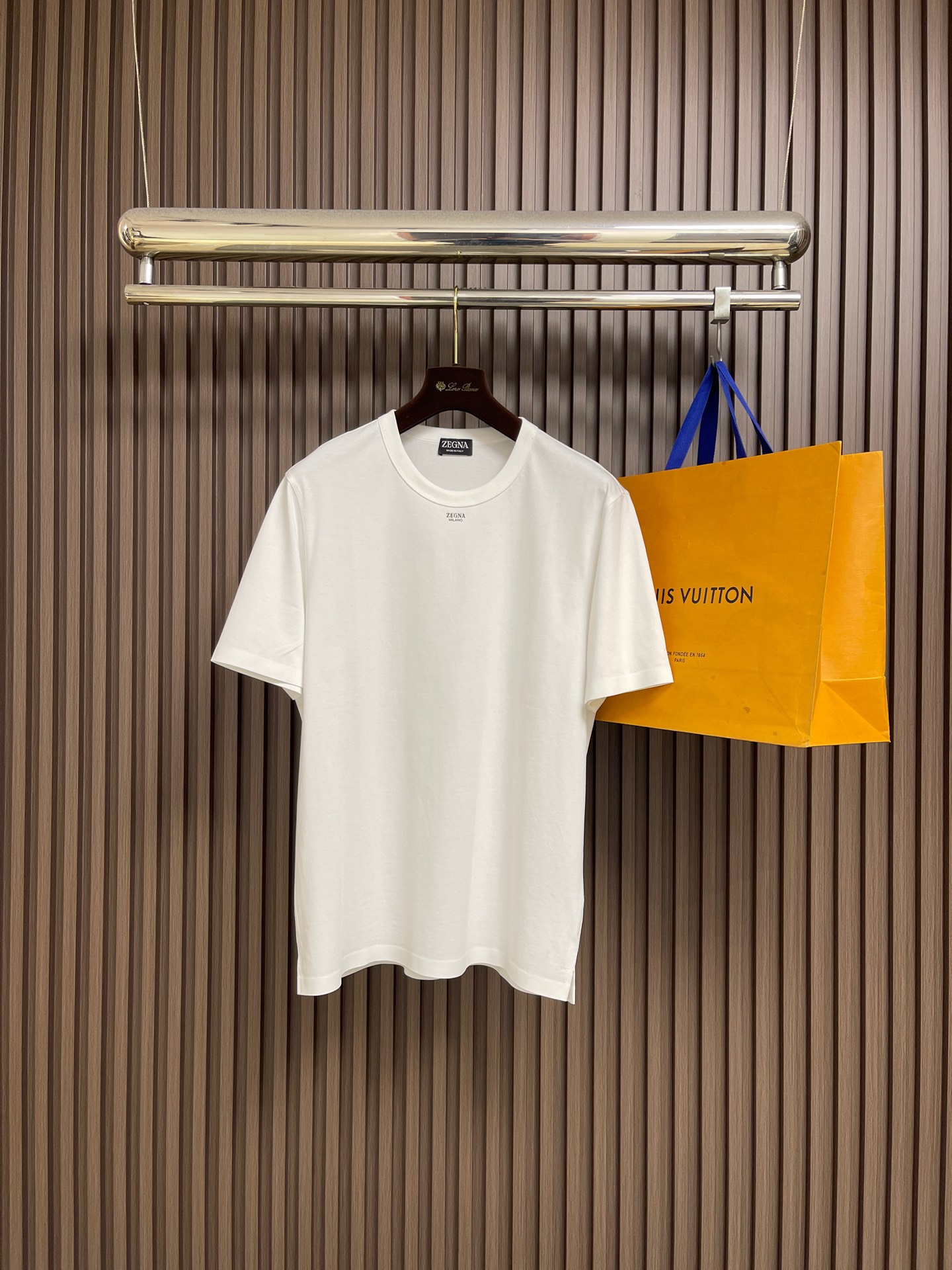 NO:745843,Zegna Zegna 2026ss new round neck short-sleeved T-shirt, customized Xinjiang long-staple cotton fabric, offset printed logo, high-elastic fabric, not easy to deform after long-term wear, accessories are all original custom-made, skin-friendly, breathable, comfortable, delicate and soft, fashionable and stylish upper body. Size M-3XL  Bust 114, shoulder width 47.2, length 73.5, XXL, bust 118, shoulder width 48.4, length 75.5, size 3XL, bust 122, shoulder width 49.6, length 76.5,,zegna,T-shirt,tees,t-shirt,19860909Zegna 杰尼亚2026ss新款圆领短袖T恤,定制新疆长绒棉面料,胶印logo标识 高弹面料、久穿不易变形 辅料全部原版定制出品,亲肤 透气舒适细腻柔软,上身时尚有型.尺码M-3XL  M码 胸围106肩宽44.8衣长69.5 L码 胸围110肩宽46衣长71.5  XL码 胸围114肩宽47.2 衣长73.5 XXL码 胸围118肩宽48.4 衣长75.5 3XL码 胸围122 肩宽49.6 衣长76.5,,zegna,T-shirt,tees，t-shirt,,Men's clothing
