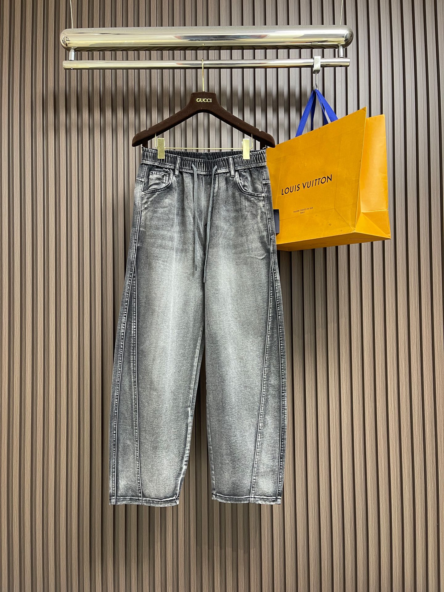 NO:756868,Prada 2026SS early spring new jeans, classic, comfortable and versatile basic commuter jeans. They will look handsome no matter how you match them. They are made of pure cotton denim. They are slightly stretchy, soft and comfortable. They don’t feel tight and uncomfortable at all. The effect of washing the pants is even more wonderful. This kind of washing effect requires multiple processes to achieve. The hardware accessories are also high-end, and it is a piece full of gorgeous style and details that can highlight the quality of big brands. A super versatile basic style, everyone has one pair!  Size XS-L19860909Prada 2026SS早春新款牛仔裤,经典舒适百搭基础通勤牛仔裤款 怎么搭配都会很帅气 采用纯棉牛仔布 微弹柔软舒适 穿起来完全没有那种紧绷不舒服感受 裤子水洗的效果更是绝妙 这样的水洗效果是要经过多重才能达到 五金配件也是高配,更是一件充满了华丽气派、细节都能彰显大牌的品质感.超百搭基本款人手一条！尺码XS-L XS码 腰围74腿围33 裤长108  S码 腰围78腿围34 裤长109 M码 腰围82腿围35 裤长110  L码 腰围86腿围36 裤长111,,prada,jeans,,Men's clothing