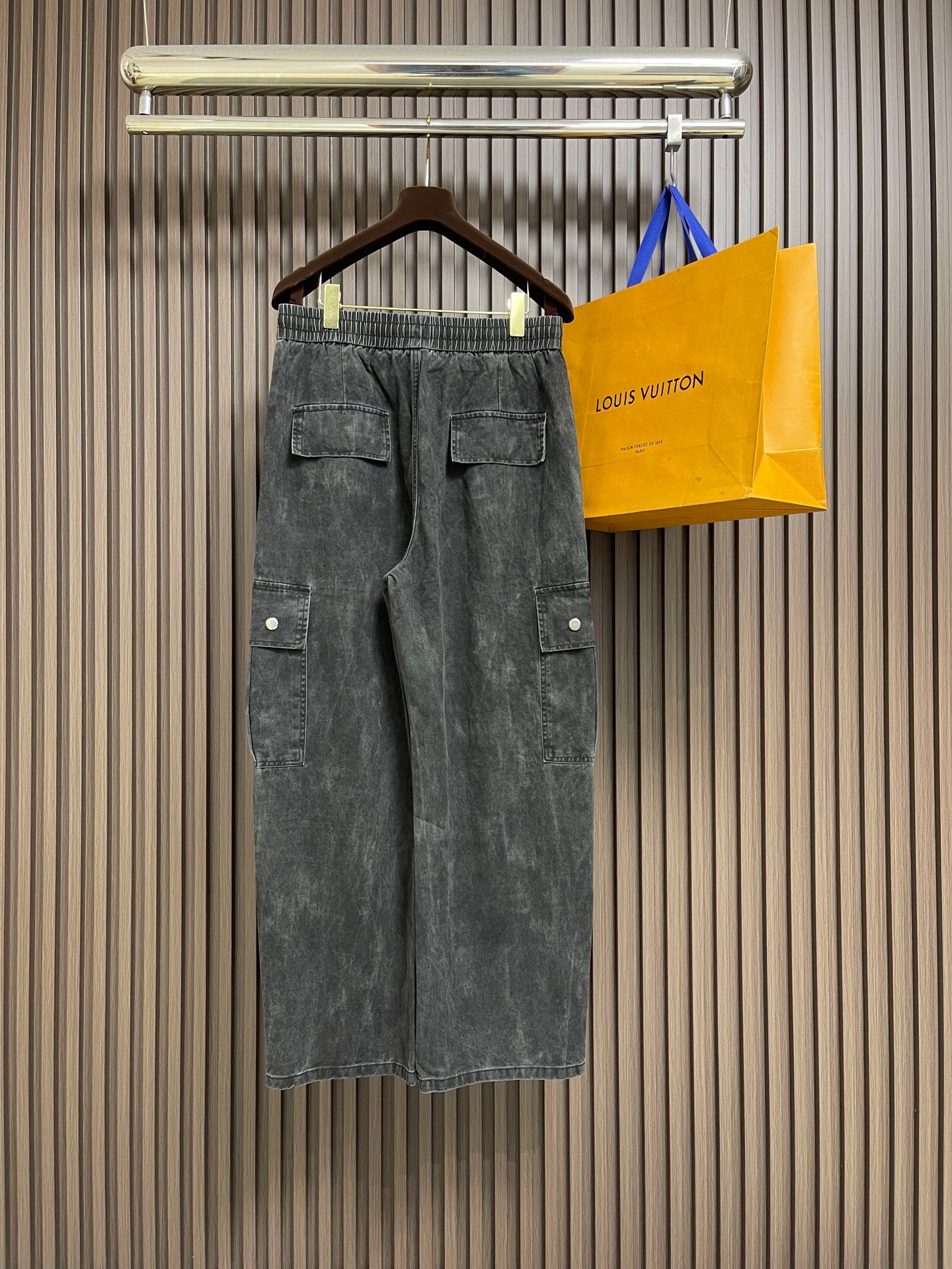 🛒🛒BV 蜡洗双口袋工装牛仔裤，当极简主义遇上工装基因，这条重新定义了日常穿搭的高级感。蜡洗做旧工艺：采