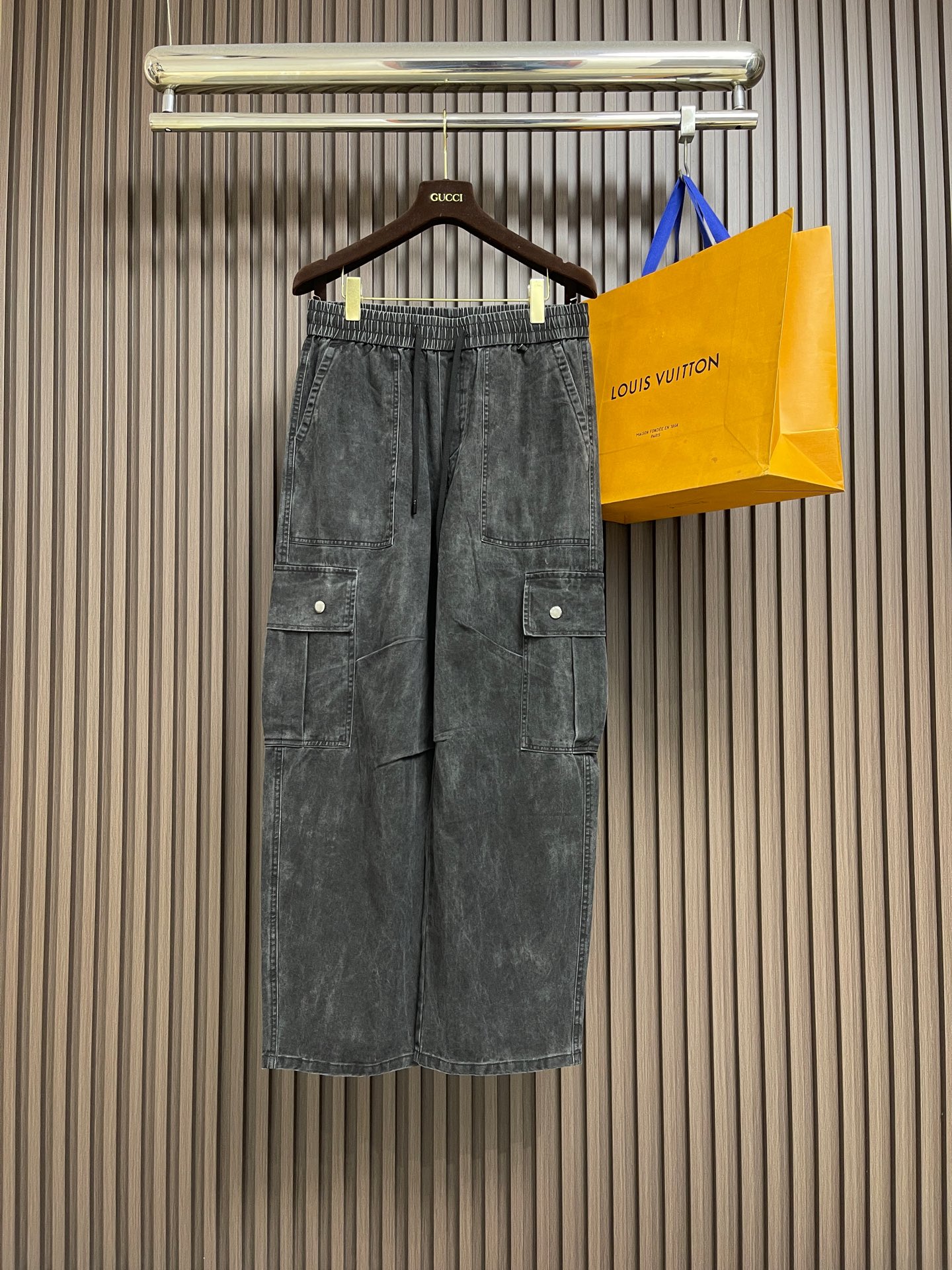 NO:756865,BV  Wax-washed double-pocket work jeans, when minimalism meets workwear genes, this pair redefines the high-end sense of daily wear. The wax-washed distressing process adopts Italian heavy wax washing process, giving the pure cotton denim a unique charcoal gray tone and retro texture. Each pair has a unique distressed texture. The iconic flap large pockets on both sides of the double-pocket workwear structure are matched with metal snaps, which retains the  The practical attributes have become the focus of the visual, tough yet casual. The elastic drawstring waistband and black drawstring bid farewell to the traditional sense of restraint. Easily adjust the tightness to create a lazy and casual drop crotch silhouette. Italian cotton is selected from heavyweight pure cotton fabrics and has been treated with special wax washing. It feels soft but does not lose its stiffness. The upper body has a full sense of drape and is not easily deformed after long-term wear. Sizes XS-L  XS code, waist circumference 74, leg circumference 33, pants length 108, S code, waist circumference 78, leg circumference 34, pants length 109, M code, waist circumference 82, leg circumference 35, pants length 110, L code, waist circumference 86, leg circumference 36, pants length 111,,bottega veneta,jeans,19860909BV 蜡洗双口袋工装牛仔裤,当极简主义遇上工装基因,这条重新定义了日常穿搭的高级感.蜡洗做旧工艺采用意大利重蜡洗工艺,让纯棉丹宁呈现出独特的炭灰色调与复古纹理,每一条都拥有独一无二的做旧质感.双口袋工装结构两侧标志性翻盖大口袋搭配金属按扣,既保留了的实用属性,又成为视觉焦点,硬朗中透着随性.松紧抽绳腰头弹力腰头搭配黑色抽绳,告别传统的束缚感,轻松调节松紧,打造慵懒随性的落裆廓形.意大利棉甄选重磅纯棉面料,经过特殊蜡洗处理,触感柔软却不失挺括度,上身垂坠感十足,久穿不易变形.尺码XS-L XS码 腰围74腿围33 裤长108  S码 腰围78腿围34 裤长109 M码 腰围82腿围35 裤长110  L码 腰围86腿围36 裤长111,,bottega veneta,jeans,,Men's clothing