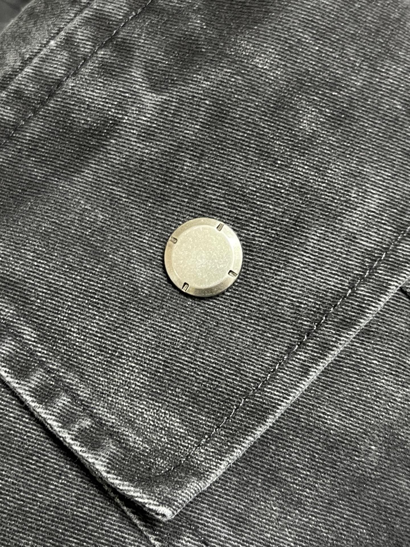 🛒🛒BV 蜡洗双口袋工装牛仔裤，当极简主义遇上工装基因，这条重新定义了日常穿搭的高级感。蜡洗做旧工艺：采