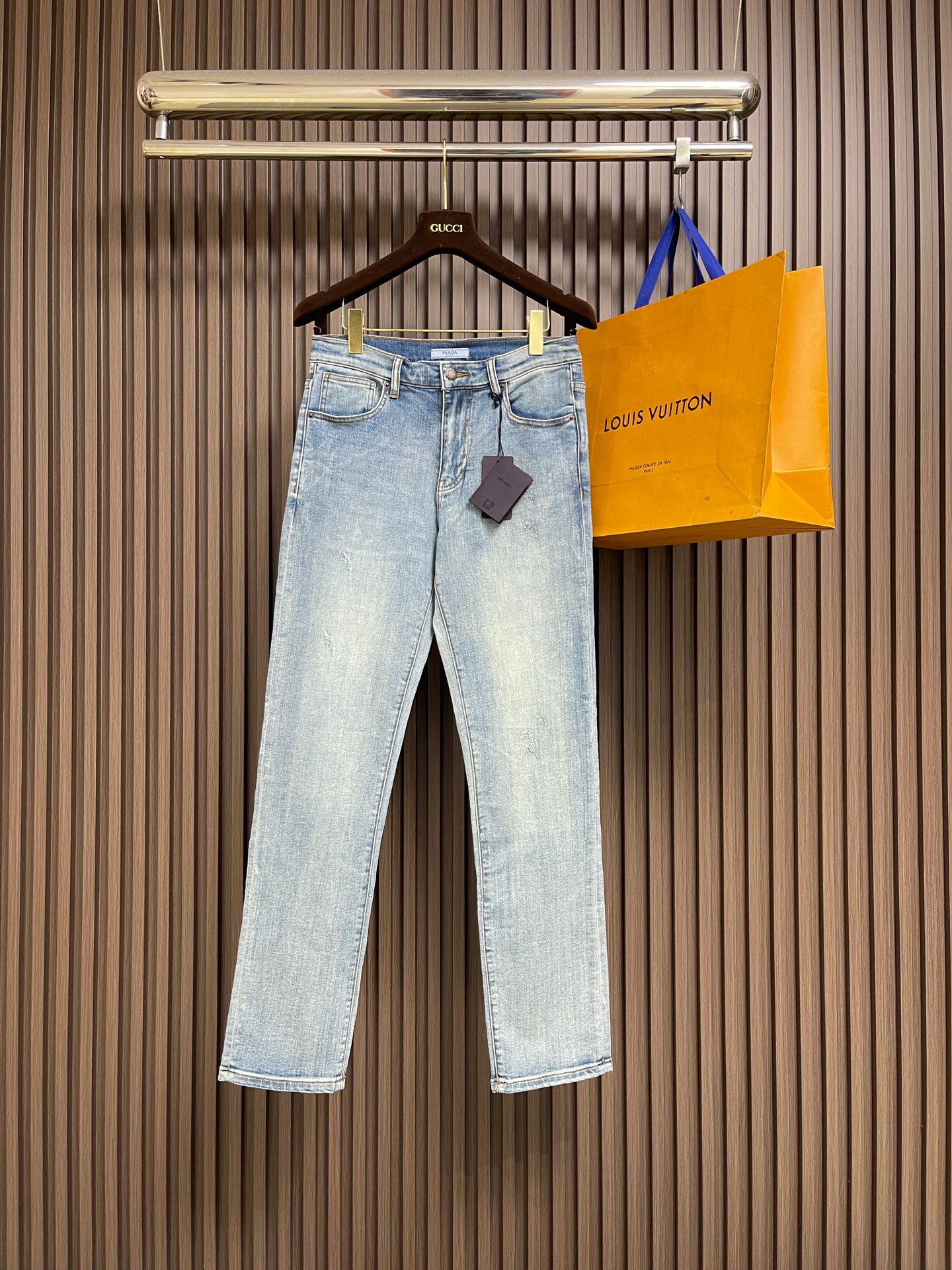 NO:756871,Prada triangle logo jeans, customized replica, customer-supplied hardware and accessories, original quality, imported denim fabrics, heavily washed, fine workmanship, and excellent upper body!  Preferred items. Sizes 29-36, no 35, prada, jeans,19860909Prada 三角标识牛仔裤 定制复刻 客供五金辅料 原单品质 进口牛仔面料重工洗水 做工走线精细 上身绝佳！优选单品.尺码29-36 无35,,prada,jeans,,Men's clothing
