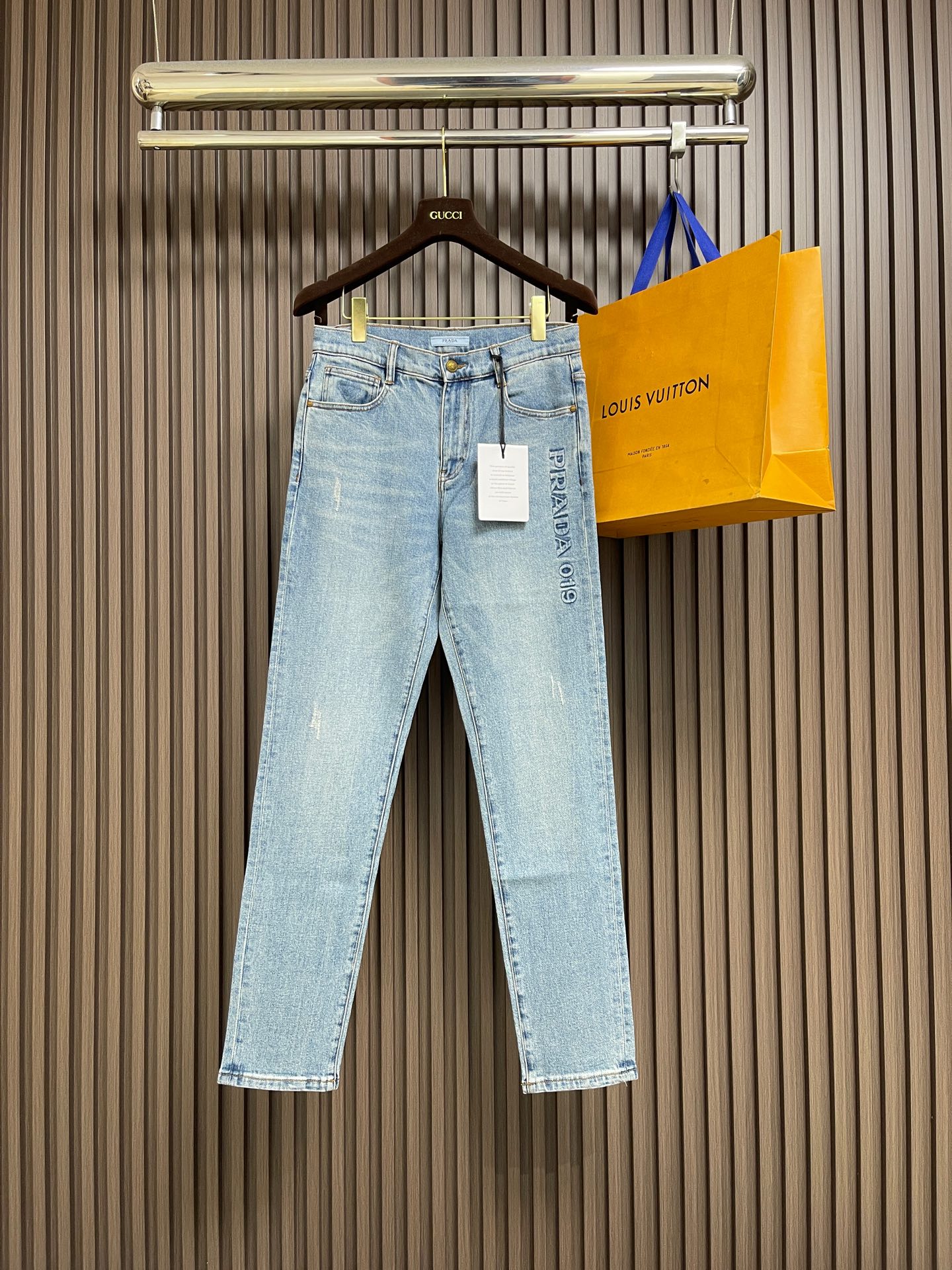 NO:756874,Prada 2026SS early spring new brand logo jeans, original customized replica, customer-supplied hardware accessories, original quality, imported denim fabrics, heavy industrial washing, fine workmanship and routing, excellent upper body!  Preferred items. Sizes 29-36, no 35, prada, jeans,19860909Prada 2026SS早春新款品牌标识牛仔裤 原版定制复刻 客供五金辅料 原单品质 进口牛仔面料重工洗水 做工走线精细 上身绝佳！优选单品.尺码29-36 无35,,prada,jeans,,Men's clothing