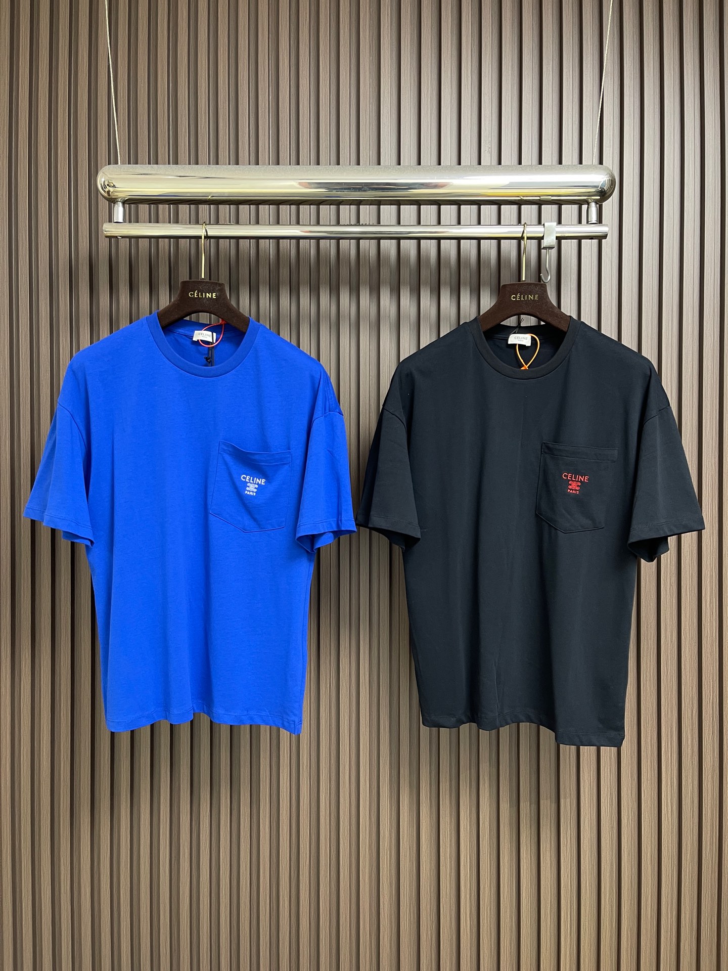 🛒🛒Celine 刺绣口袋短袖T恤，定制纯棉平纹丝光布 柔软细腻 舒适贴肤 以一抹澄澈的克莱因蓝惊艳亮相