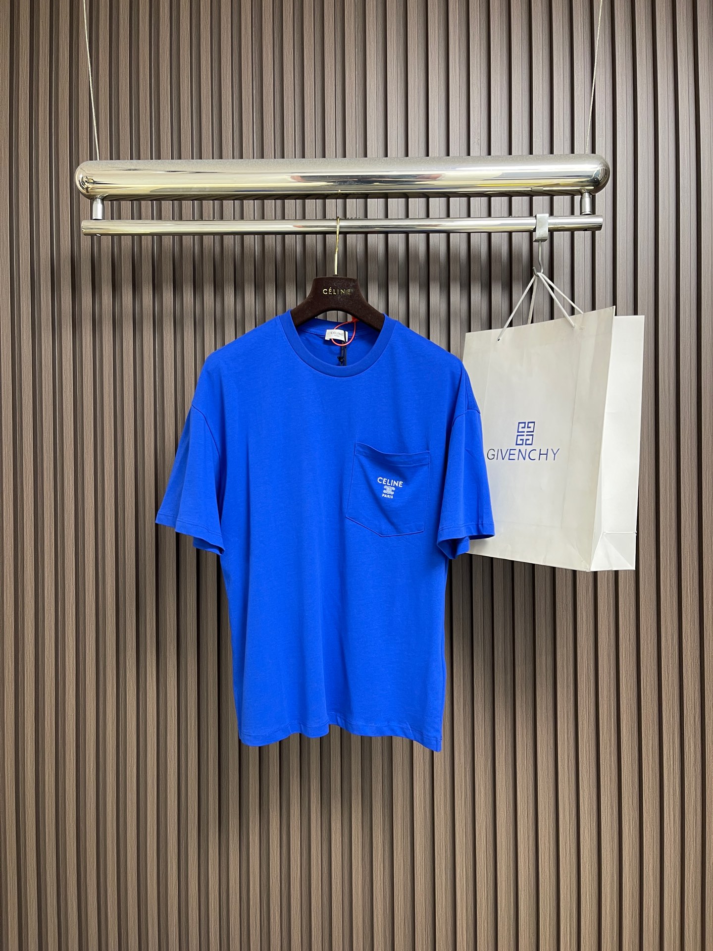 NO:745833,Celine embroidered pocket short-sleeved T-shirt, custom-made pure cotton plain mercerized fabric. Soft and delicate, comfortable and close to the skin. It makes a stunning appearance with a touch of clear Klein blue. White silk logo embroidery dances on the fabric. CELINE PARIS TRIOMPHE embroidery is decorated with chest pockets. The ultimate interpretation of restrained aesthetics. Effortless elegance. Control complexity with simplicity. Quality wins over quantity. It uses imported machine embroidery technology and uses advanced computer control systems and precision mechanical components.  Achieve Celine letter embroidery work with high precision, smooth and delicate lines, washed fabrics, better hand feel and texture, not easy to deform, not easy to shrink, not easy to fade, and maintain long-term beauty. The overall wiring is straight and delicate, the fabric is comfortable and soft, and the color is consistent without color difference. It can be matched with the same style to create a fashionable look, control various occasions, customized accessories, complete three standards, the same style for men and women!  Size S-XL S size bust 101 shoulder width 56 length 66 M size bust 105 shoulder width 58 length 67.5 L size bust 109 shoulder width 60 length 69 XL size bust 113 shoulder width 62 length 70.5,,celine,T-shirt,tees,t-shirt,19860909Celine 刺绣口袋短袖T恤,定制纯棉平纹丝光布 柔软细腻 舒适贴肤 以一抹澄澈的克莱因蓝惊艳亮相 白色的丝线Logo刺绣在面料上翩翩起舞 CELINE PARIS TRIOMPHE刺绣饰以胸前口袋 对克制美学的极致诠释 拥有不费力的优雅 以简驭繁 以质胜量 尽显品味.采用进口机刺绣工艺 使用先进的计算机控制系统和精密的机械部件 实现Celine 字母刺绣作业 精度高 线条流畅而细腻,面料都经过浇洗 手感质感更佳 不易变形 不易缩水 不易褪色 保持长久的美观.整体走线平直细腻,面料舒适柔软,颜色一致无色差 能与同款搭配营造时尚造型,驾驭各种场合,定制辅料,三标齐全,男女同款！尺码S-XL S码胸围101 肩宽56 衣长66 M码 胸围105肩宽58衣长67.5 L码胸围109肩宽60衣长69 XL码 胸围113 肩宽62衣长70.5,,celine,T-shirt,tees，t-shirt,,Men's clothing