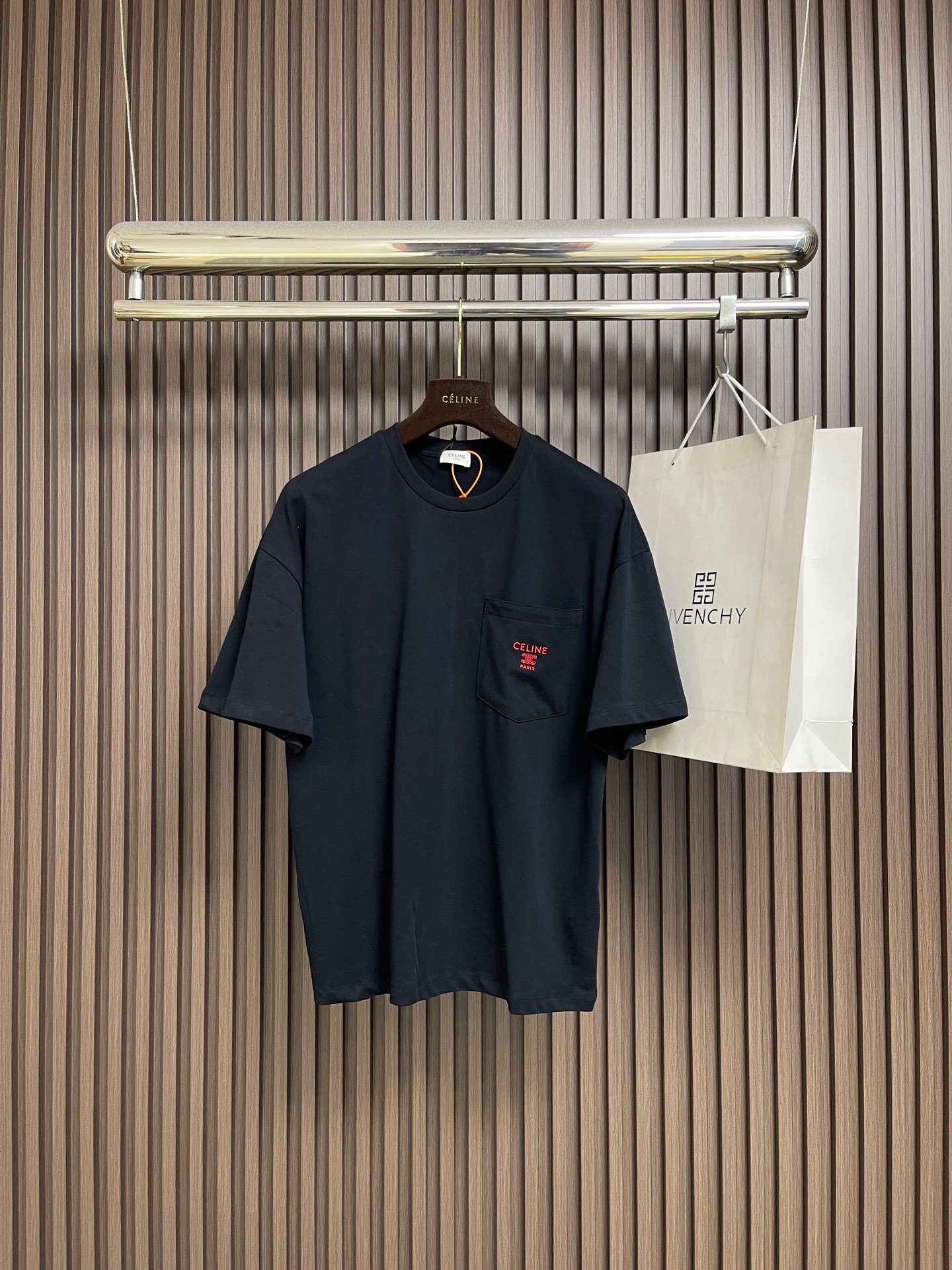 🛒🛒Celine 刺绣口袋短袖T恤，定制纯棉平纹丝光布 柔软细腻 舒适贴肤 以一抹澄澈的克莱因蓝惊艳亮相