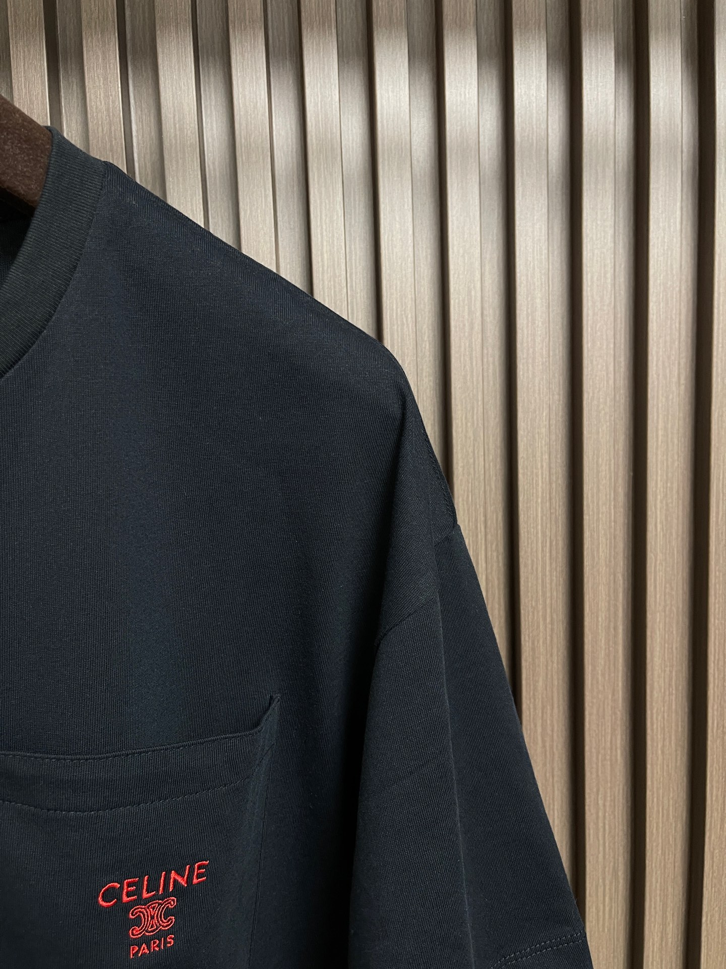 🛒🛒Celine 刺绣口袋短袖T恤，定制纯棉平纹丝光布 柔软细腻 舒适贴肤 以一抹澄澈的克莱因蓝惊艳亮相