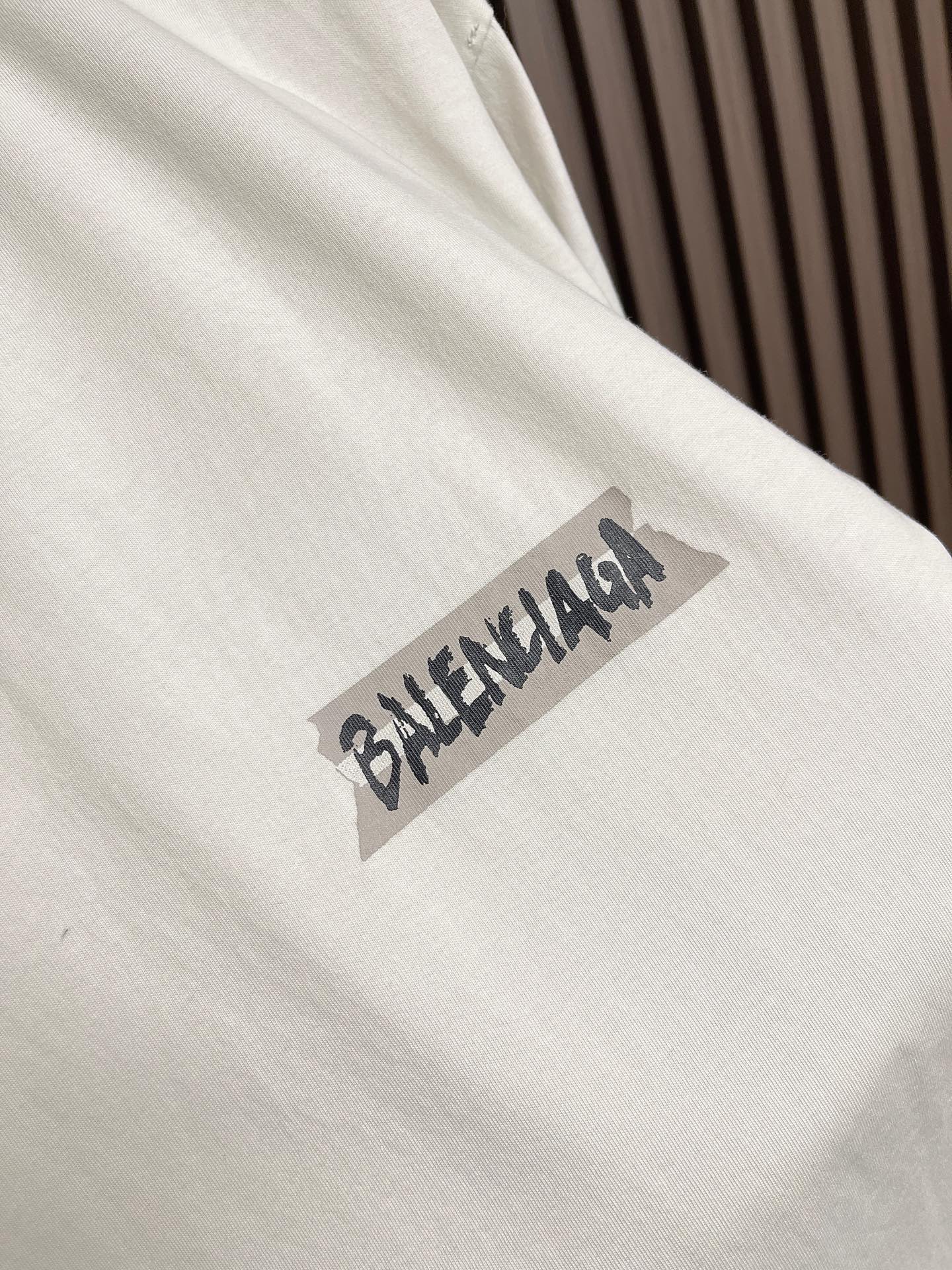 🛒🛒Balenciaga 做旧印花字母短袖T恤 定制密织平纹针织料 质感卓越 舒适贴肤 以浓郁而纯粹的洗