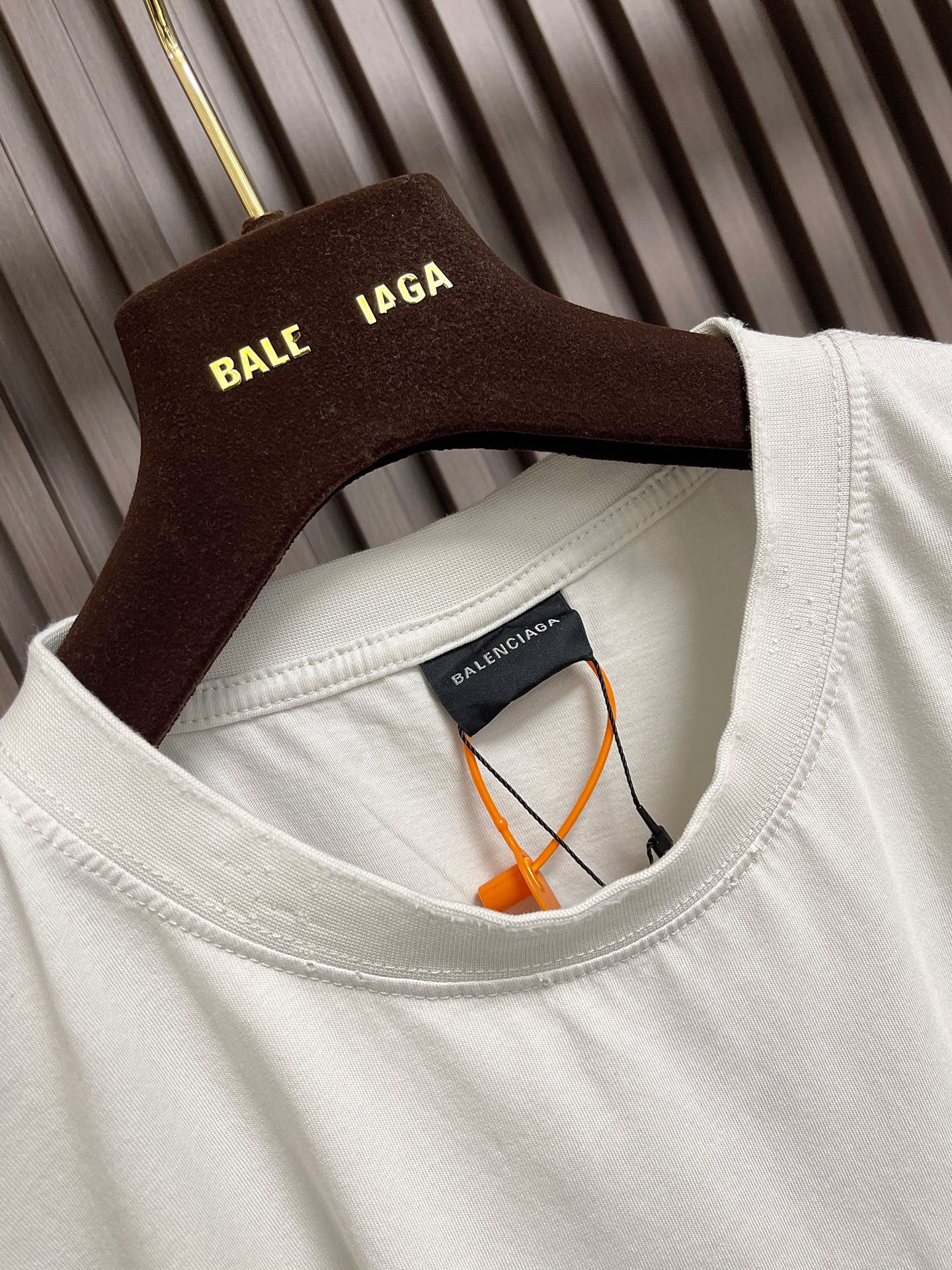 🛒🛒Balenciaga 做旧印花字母短袖T恤 定制密织平纹针织料 质感卓越 舒适贴肤 以浓郁而纯粹的洗