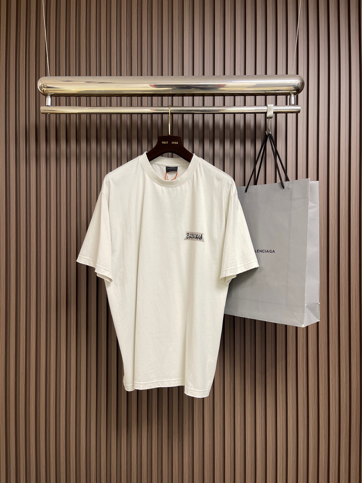 NO:745863,Balenciaga short-sleeved T-shirt with distressed printed letters. Customized densely woven jersey material. Excellent texture. Comfortable and close to the skin. The main tone is rich and pure washed black. Let distressing become the ultimate expression of street aesthetics. The front and back are decorated with masking tape art works. The brand's secret identity code gives the static print a flowing narrative. Graffiti is revealed in the fading. Every inch of wear is a deliberate accident, allowing the sense of luxury to grow wildly in the deliberate imperfection.  Light-sensitive glue printing uses special light-sensitive glue materials to evenly mix the glue with an appropriate amount of water or other diluents. The prepared light-sensitive glue is scraped and printed. Positioning is used to artificially break the fabric. Local friction and wear are performed on the fabric through manual operations. The surface of the fabric will form a natural damage effect. It is time-consuming and labor-intensive. The daily output is low. Use the washing and frying process to prioritize the special desizing agent and then soak the fabric in it to evenly absorb the size. After desizing, finally rinse. The workmanship is extremely complicated.  High loss. Size S-XL S size bust 119 shoulder width 53 length 70.5 M size bust 123 shoulder width 55 length 72 L size bust 127 shoulder width 57 length 73.5 XL size bust 131 shoulder width 59 length 75,,balenciaga,T-shirt,tees,t-shirt,19860909Balenciaga 做旧印花字母短袖T恤 定制密织平纹针织料 质感卓越 舒适贴肤 以浓郁而纯粹的洗水黑为主基调 让做旧成为街头美学的终极表达 正面和背面饰以masking tape艺术作品 品牌的隐秘的身份暗号 让静态的印花有了流动的叙事感 涂鸦在褪色中显影 每一寸磨损都是刻意的意外 让高级感在刻意的不完美中野蛮生长 光感胶浆印花利用特殊的光感胶浆材料将胶浆与适量的水或其他稀释剂混合均匀 将调配好的光感胶浆通过刮印的方式 采用定位人工磨破 通过手工操作对面料进行局部摩擦与磨损 面料表面会形成自然的破损效果 耗时耗力 日产量低 采用洗水炒色工艺优先选择特制的退浆剂再讲布料浸泡其中 均匀受浆 退浆后 最终再进行漂洗 做工复杂至极 损耗高.尺码S-XL S码胸围119 肩宽53 衣长70.5 M码 胸围123肩宽55衣长72 L码胸围127肩宽57衣长73.5 XL码 胸围131 肩宽59 衣长75,,balenciaga,T-shirt,tees，t-shirt,,Men's clothing