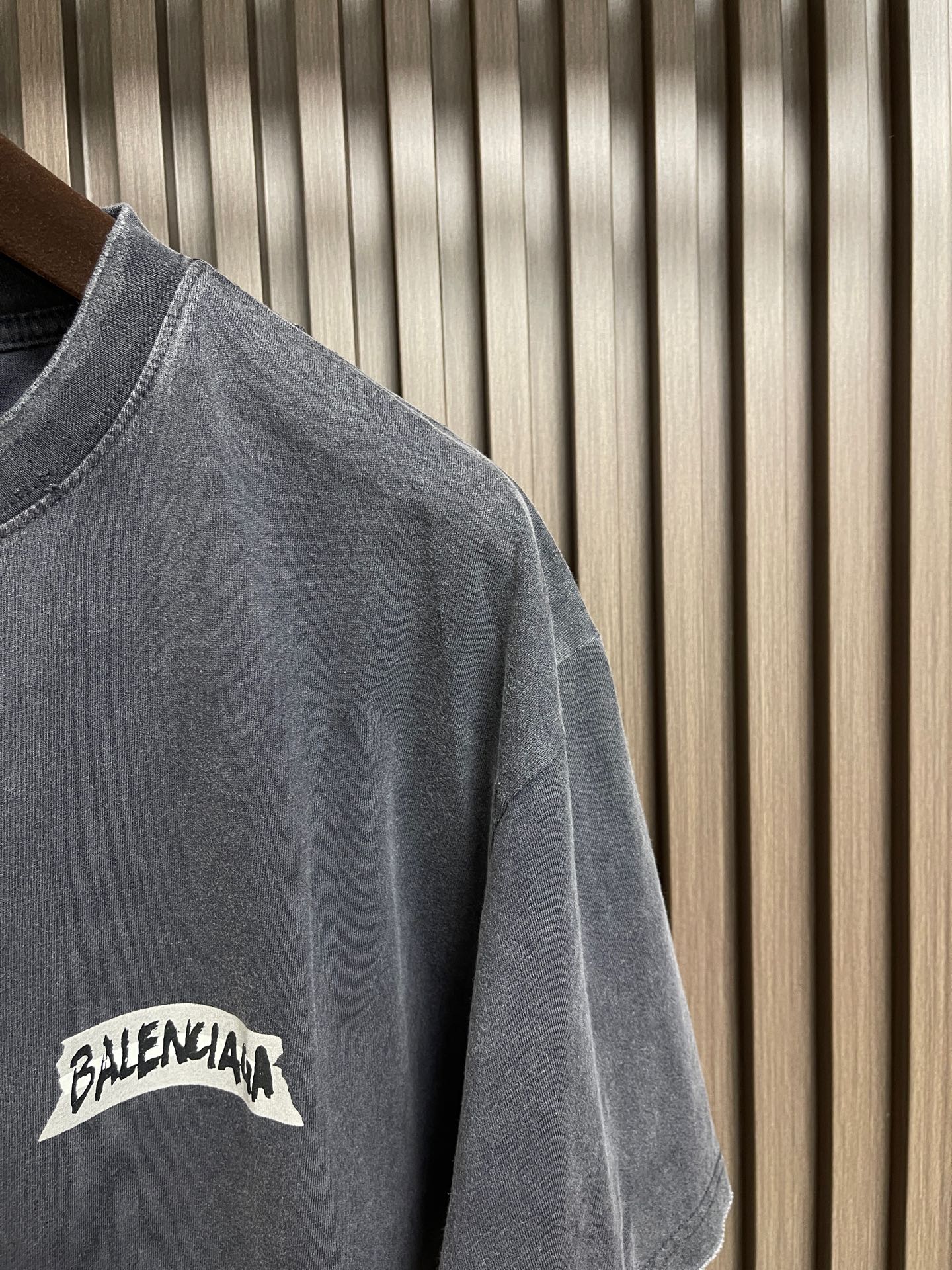 🛒🛒Balenciaga 做旧印花字母短袖T恤 定制密织平纹针织料 质感卓越 舒适贴肤 以浓郁而纯粹的洗