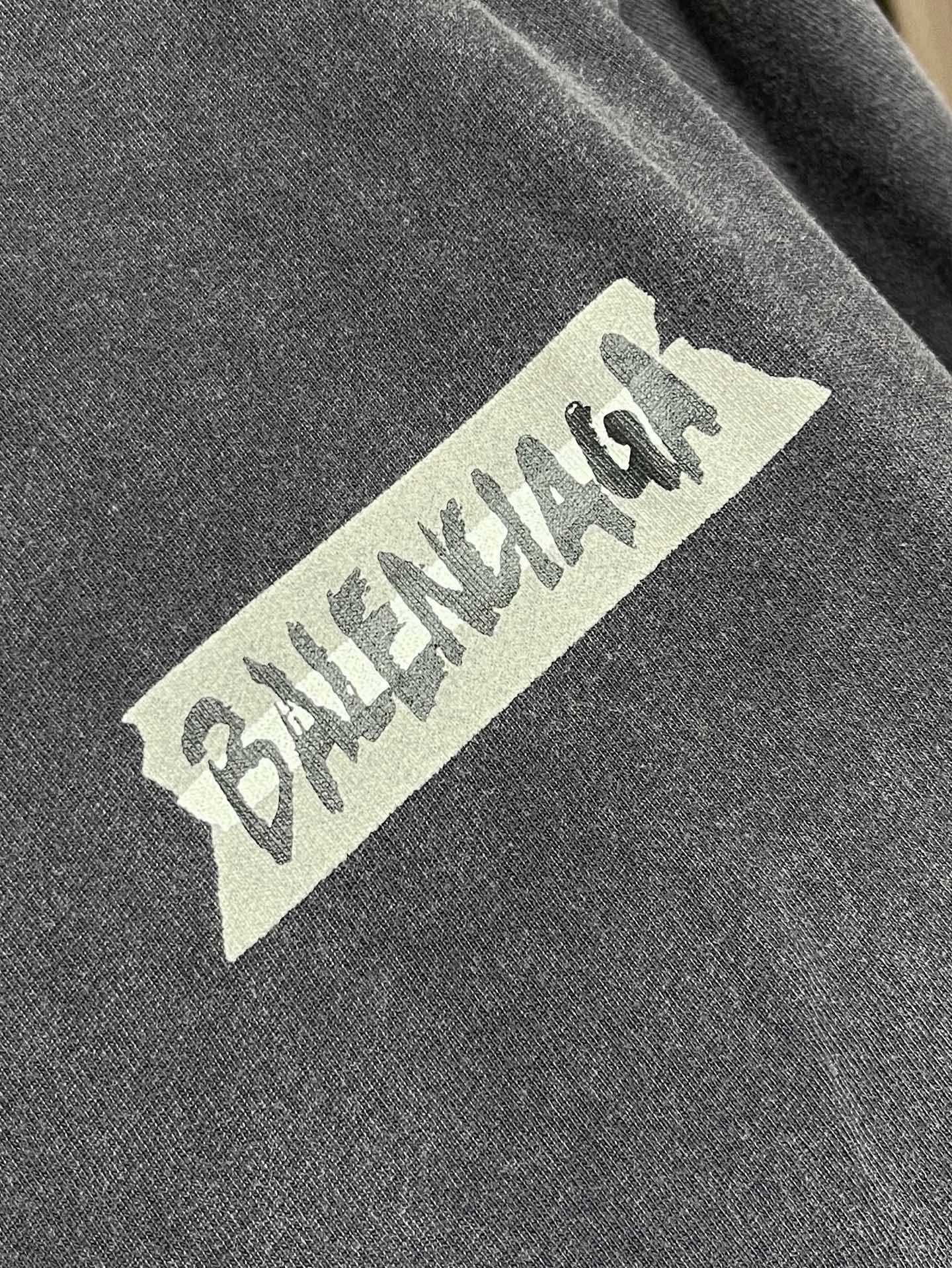 🛒🛒Balenciaga 做旧印花字母短袖T恤 定制密织平纹针织料 质感卓越 舒适贴肤 以浓郁而纯粹的洗