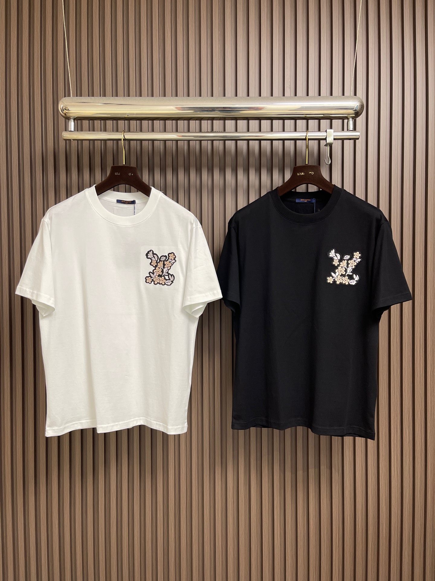 🛒🛒LV 字母logo拼布刺绣圆领T恤，大logo标识精致升级，灵感源自八十年代复古刺绣，同缸染面料 手