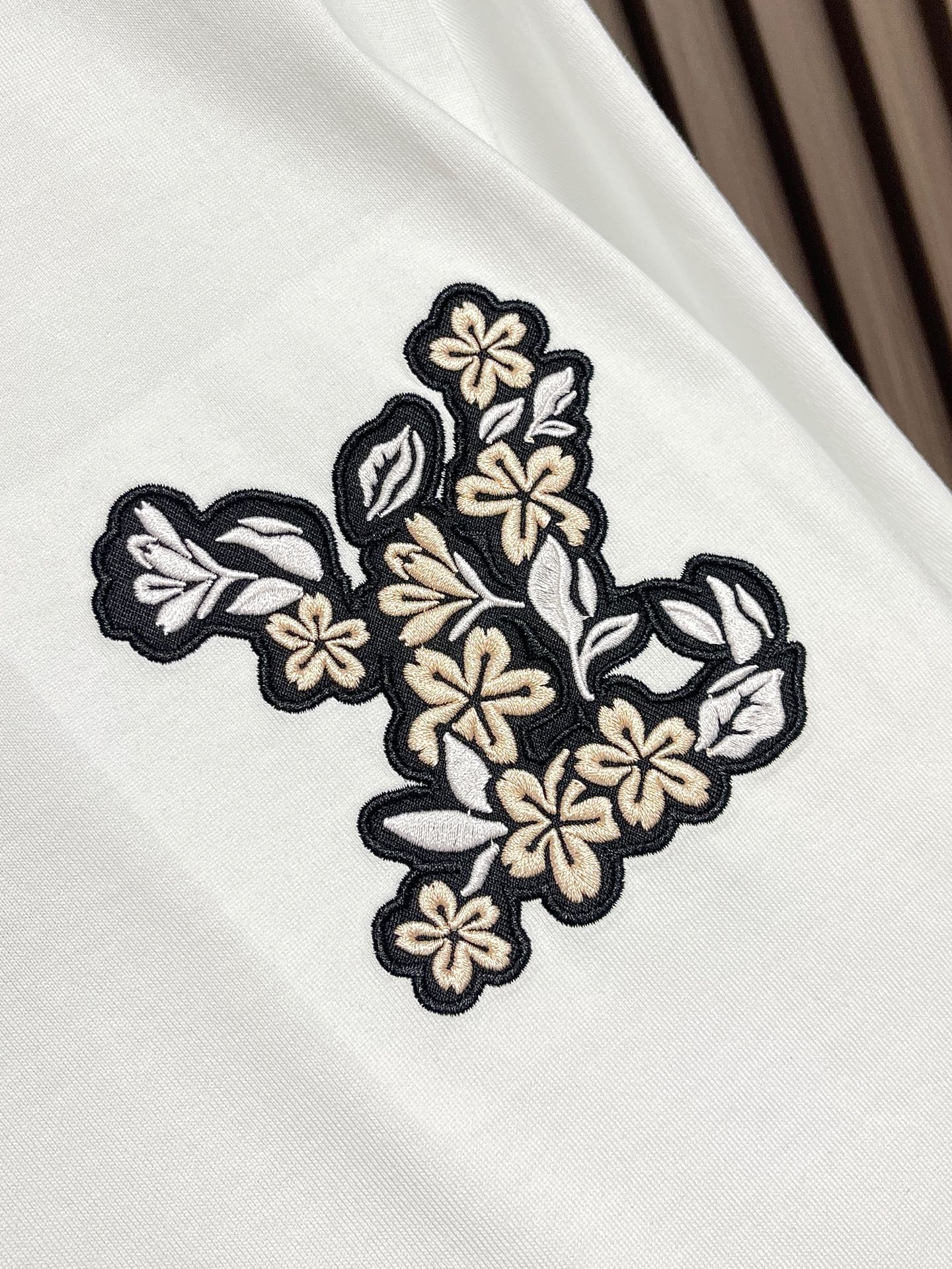 🛒🛒LV 字母logo拼布刺绣圆领T恤，大logo标识精致升级，灵感源自八十年代复古刺绣，同缸染面料 手