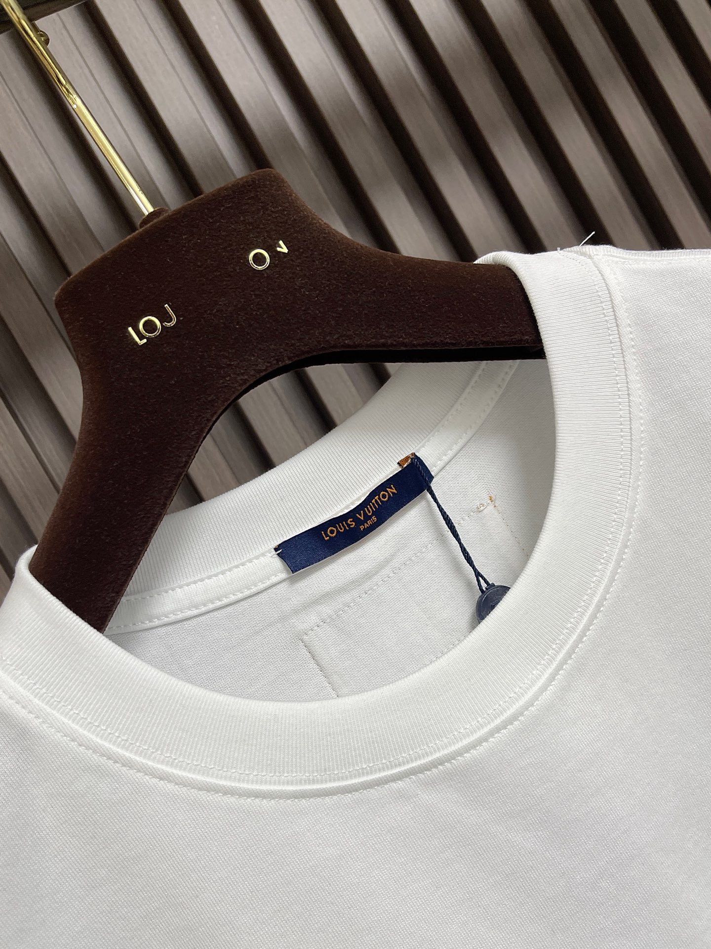 🛒🛒LV 字母logo拼布刺绣圆领T恤，大logo标识精致升级，灵感源自八十年代复古刺绣，同缸染面料 手