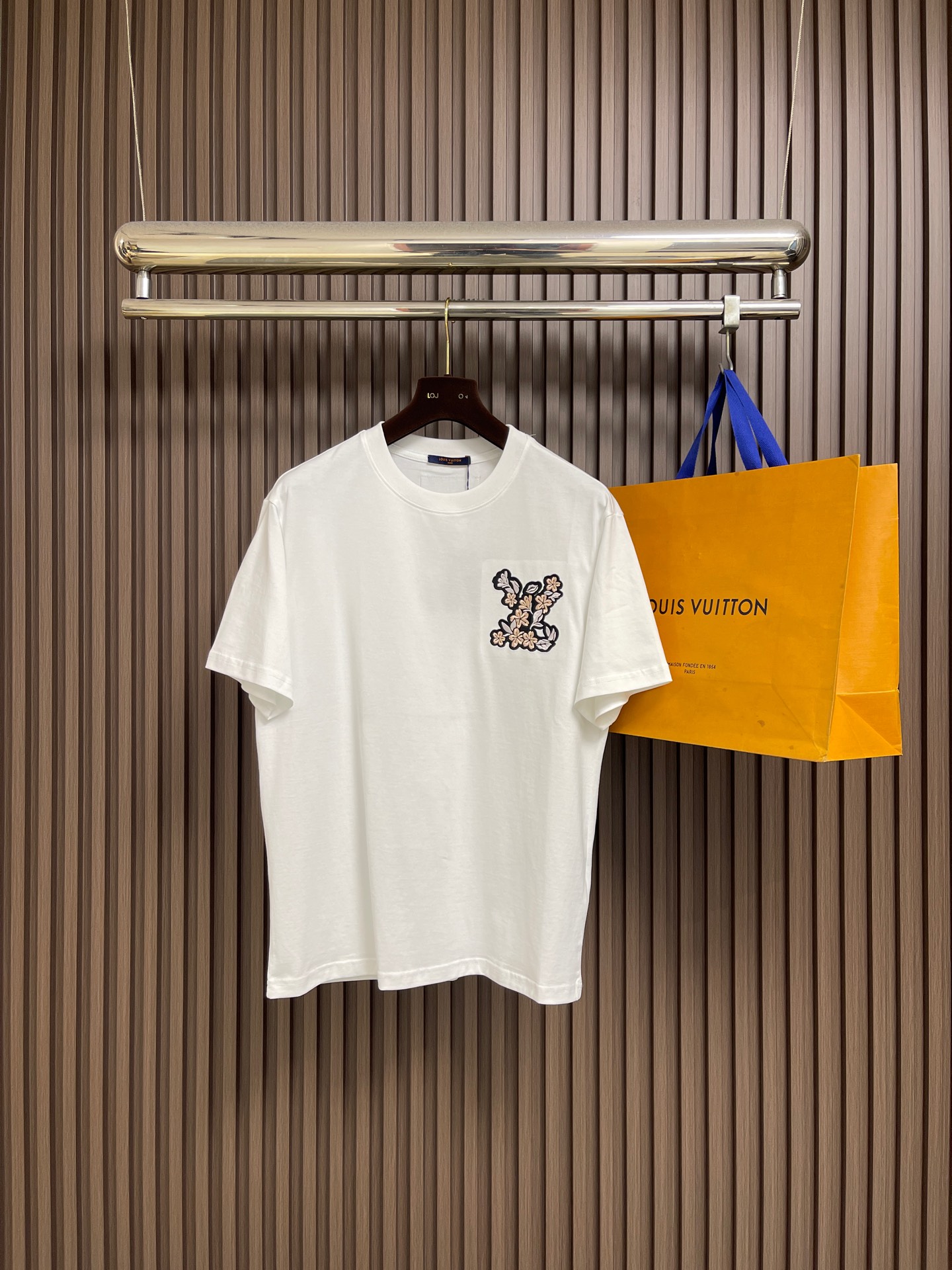 NO:745848,LV letter logo patchwork embroidered round neck T-shirt, the large logo logo is exquisitely upgraded, inspired by the retro embroidery of the 1980s, and the fabric is dyed in the same vat. It feels very comfortable, fashionable and personalized. It is super versatile and good-looking, suitable for both men and women. A must-have item. Sizes  Shoulder width 50.5cm, bust 112cm, XXL length 73cm, shoulder width 52cm, bust 116cm XXXL length 75cm, shoulder width 53.5cm, bust 120cm,, Louis Vuitton, tees, t-shirt,19860909LV 字母logo拼布刺绣圆领T恤,大logo标识精致升级,灵感源自八十年代复古刺绣,同缸染面料 手感非常舒服,时尚又个性 超级百搭好看的一款,男女都非常合适 人手必备款 尺码M-3XL M码衣长67cm肩宽47.5cm 胸围104cm L码衣长69cm肩宽49cm 胸围108cm XL码衣长71cm 肩宽50.5cm 胸围112cm XXL码衣长73cm肩宽52cm 胸围116cm XXXL码衣长75cm 肩宽53.5cm 胸围120cm,,louis vuitton,tees，t-shirt,,Men's clothing