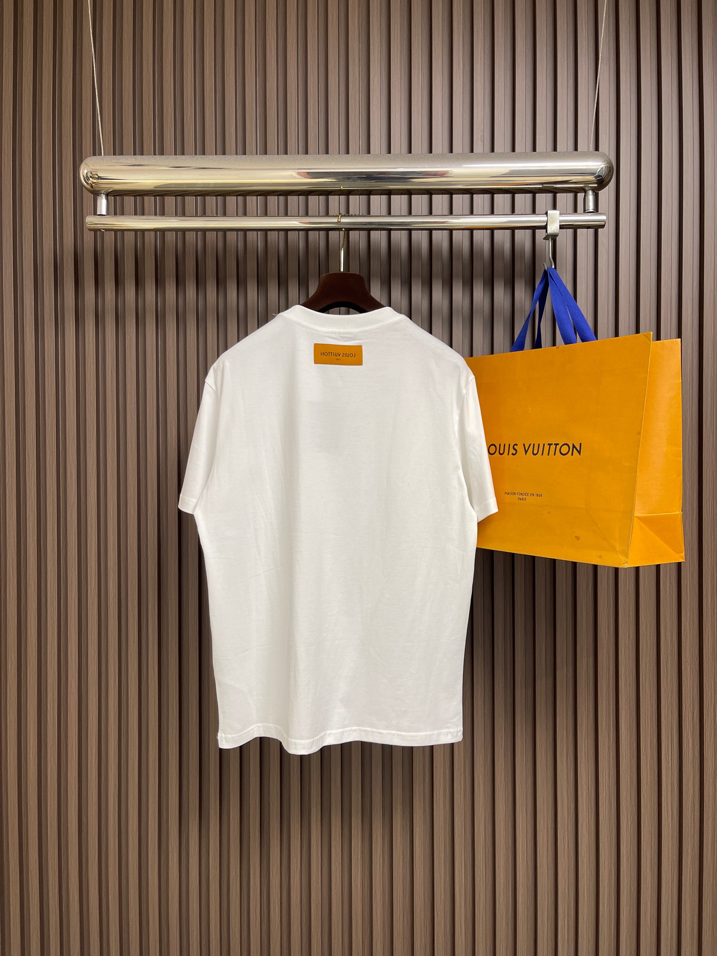 🛒🛒LV 字母logo拼布刺绣圆领T恤，大logo标识精致升级，灵感源自八十年代复古刺绣，同缸染面料 手