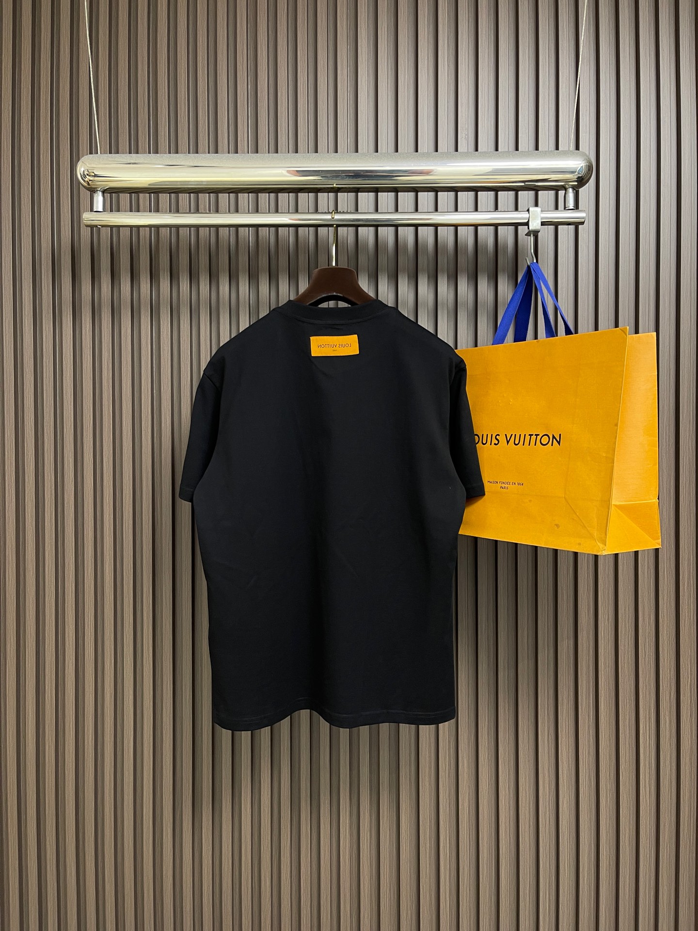🛒🛒LV 字母logo拼布刺绣圆领T恤，大logo标识精致升级，灵感源自八十年代复古刺绣，同缸染面料 手