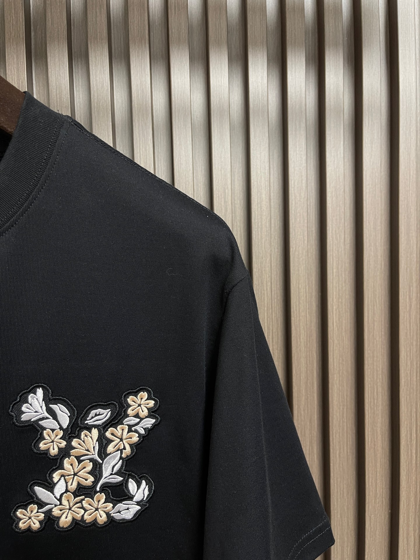 🛒🛒LV 字母logo拼布刺绣圆领T恤，大logo标识精致升级，灵感源自八十年代复古刺绣，同缸染面料 手