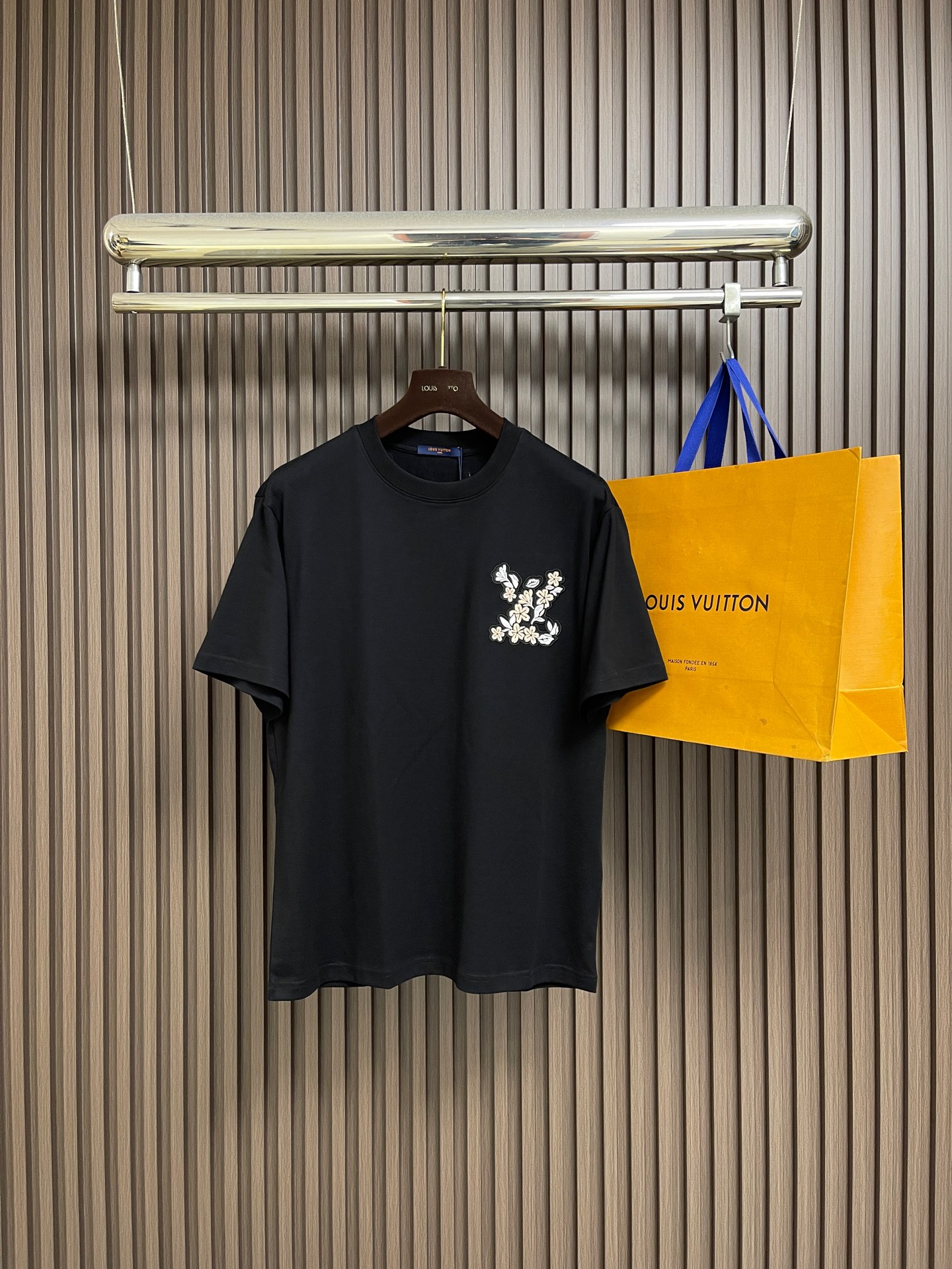 🛒🛒LV 字母logo拼布刺绣圆领T恤，大logo标识精致升级，灵感源自八十年代复古刺绣，同缸染面料 手
