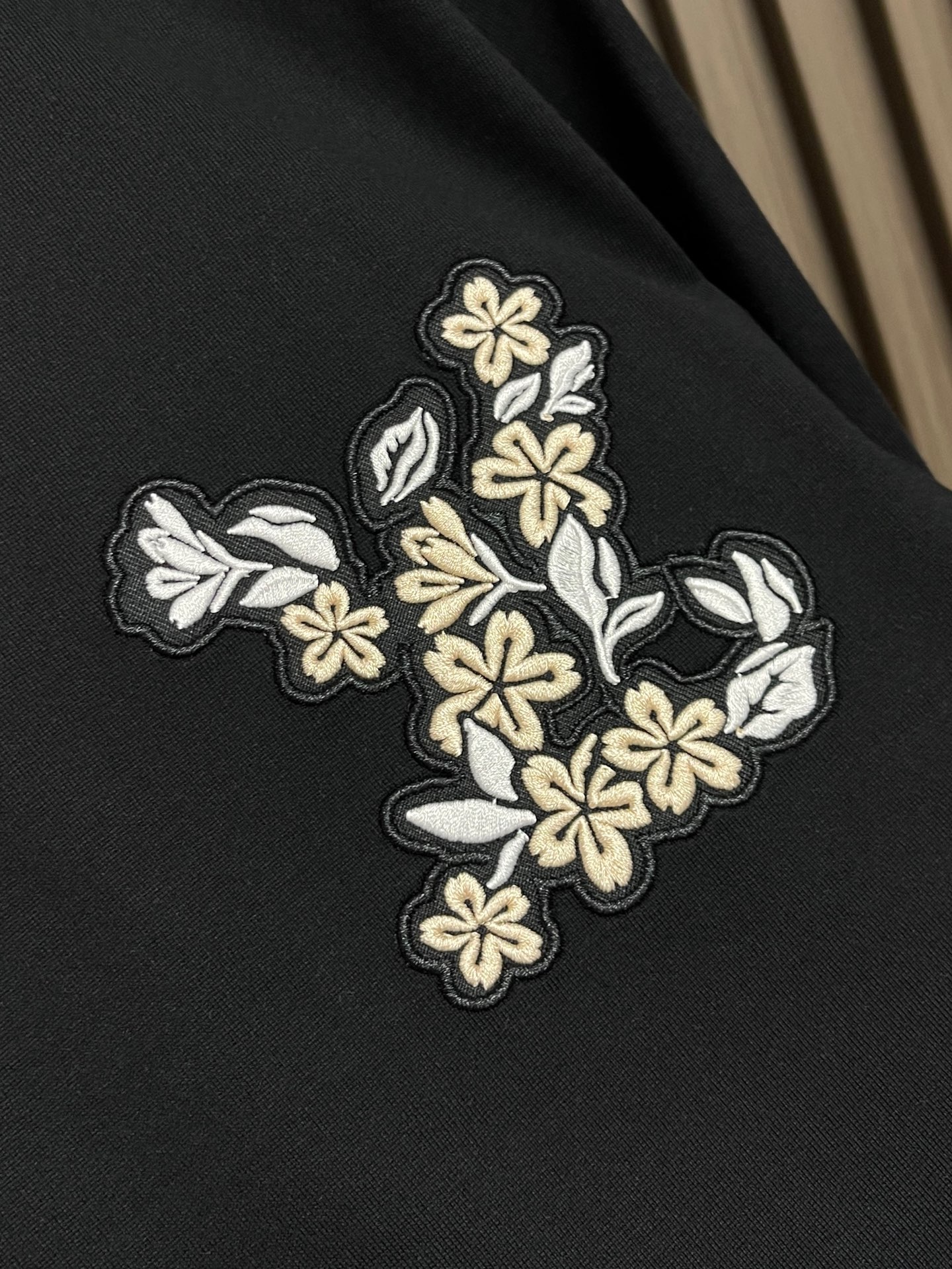 🛒🛒LV 字母logo拼布刺绣圆领T恤，大logo标识精致升级，灵感源自八十年代复古刺绣，同缸染面料 手