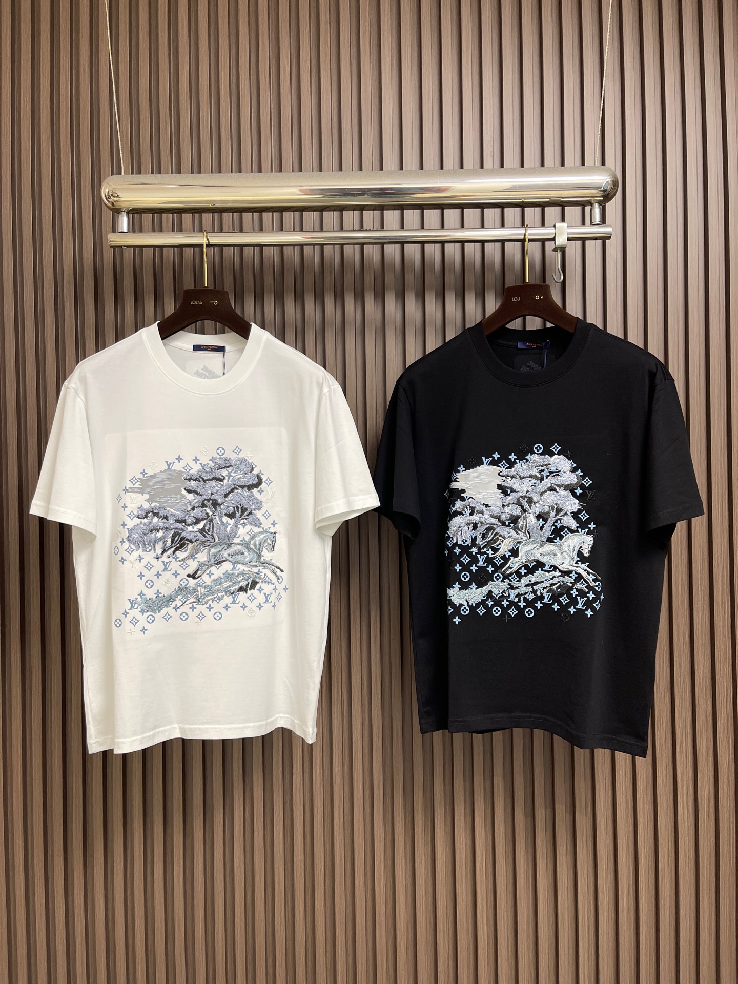 🛒🛒LV 2026ss 早春印花logo纯棉质阔版圆领男士短袖t恤，新季新推系列将标识巧妙融入设计，塑就