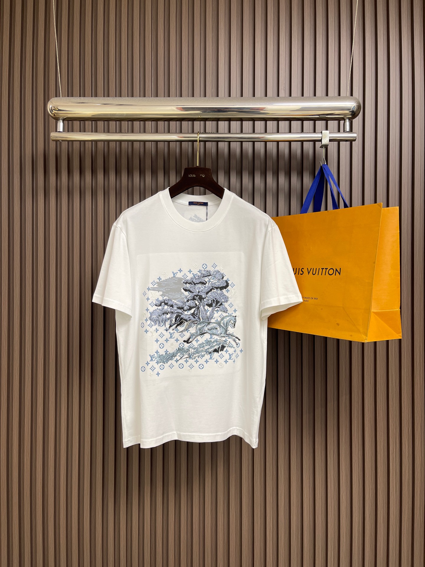 NO:745852,LV 2026ss early spring printed logo pure cotton wide round neck men's short-sleeved T-shirt. The new season launch series cleverly integrates the logo into the design to create a series of sports-style items full of retro style. On this versatile T-shirt, a pattern with a hint of nostalgia is presented on the body in a low-key manner. The double-ply cotton plain fabric is selected from the original version. The upper body is wide and comfortable, and can be worn outside or inside. Sizes M-3XL  Size M, length 67cm, shoulder width 47.5cm, bust 104cm, size L, length 69cm, shoulder width 49cm, bust 108cm, XL length 71cm, shoulder width 50.5cm, bust 112cm, size XXL, length 73cm, shoulder width 52cm, bust 116cm, size XXXL, length 75cm, shoulder width 53.5cm, bust 120cm, Louis  vuitton,T-shirt,tees,t-shirt,19860909LV 2026ss 早春印花logo纯棉质阔版圆领男士短袖t恤,新季新推系列将标识巧妙融入设计,塑就一系列充满复古风情的运动风单品.在这款百搭t恤上,带着一丝怀旧意蕴的图案低调呈现于衣身,优选特定原版开发双股精棉平纹面料,上身挺阔舒适度佳,外穿内搭随意搭配 .尺码M-3XL M码衣长67cm肩宽47.5cm 胸围104cm L码衣长69cm肩宽49cm 胸围108cm XL码衣长71cm 肩宽50.5cm 胸围112cm XXL码衣长73cm肩宽52cm 胸围116cm XXXL码衣长75cm 肩宽53.5cm 胸围120cm,,louis vuitton,T-shirt,tees，t-shirt,,Men's clothing