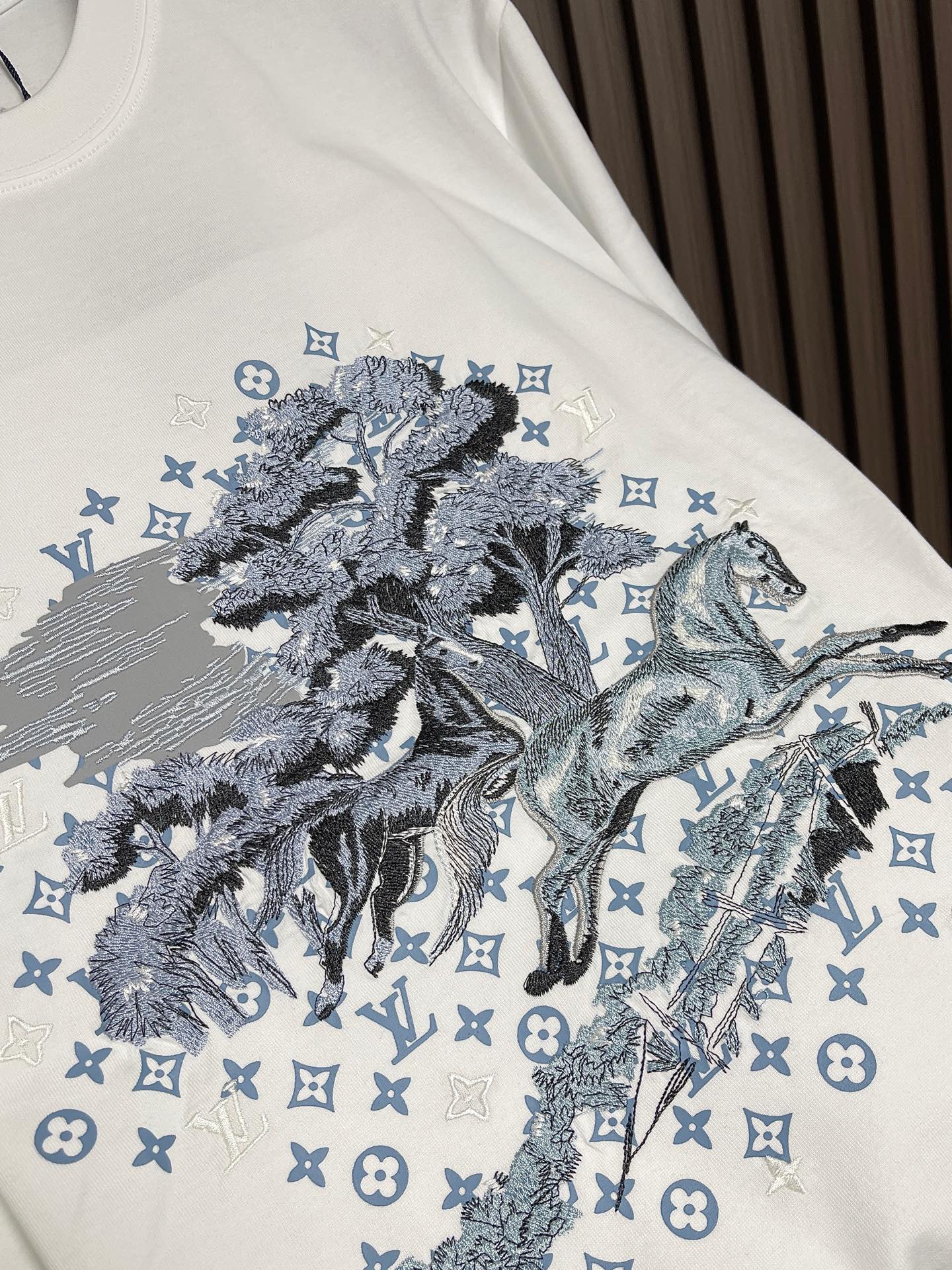 🛒🛒LV 2026ss 早春印花logo纯棉质阔版圆领男士短袖t恤，新季新推系列将标识巧妙融入设计，塑就