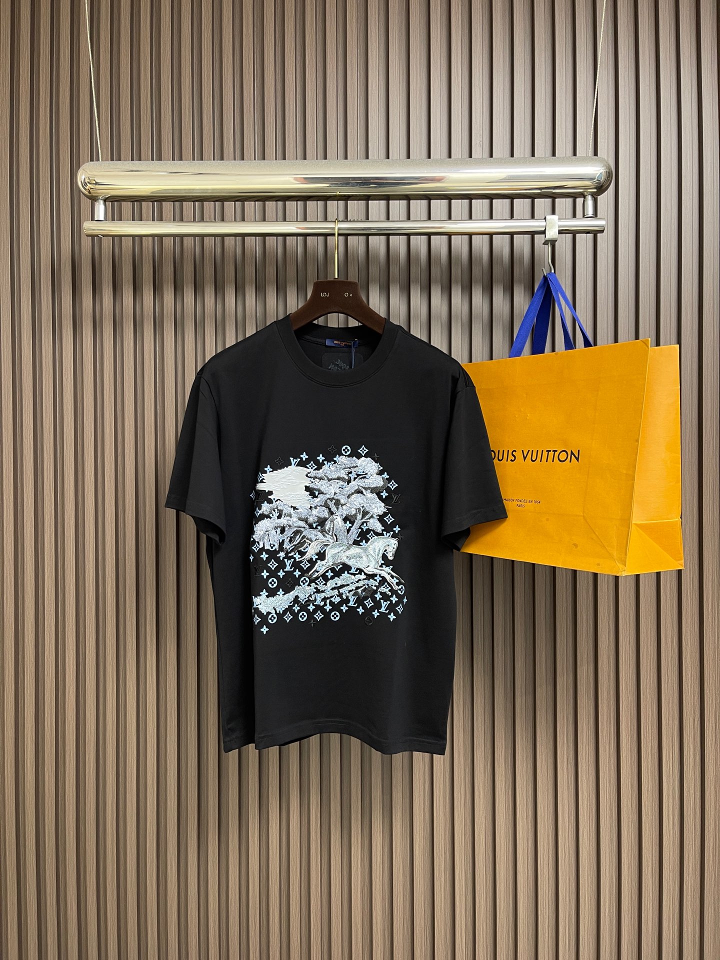 🛒🛒LV 2026ss 早春印花logo纯棉质阔版圆领男士短袖t恤，新季新推系列将标识巧妙融入设计，塑就