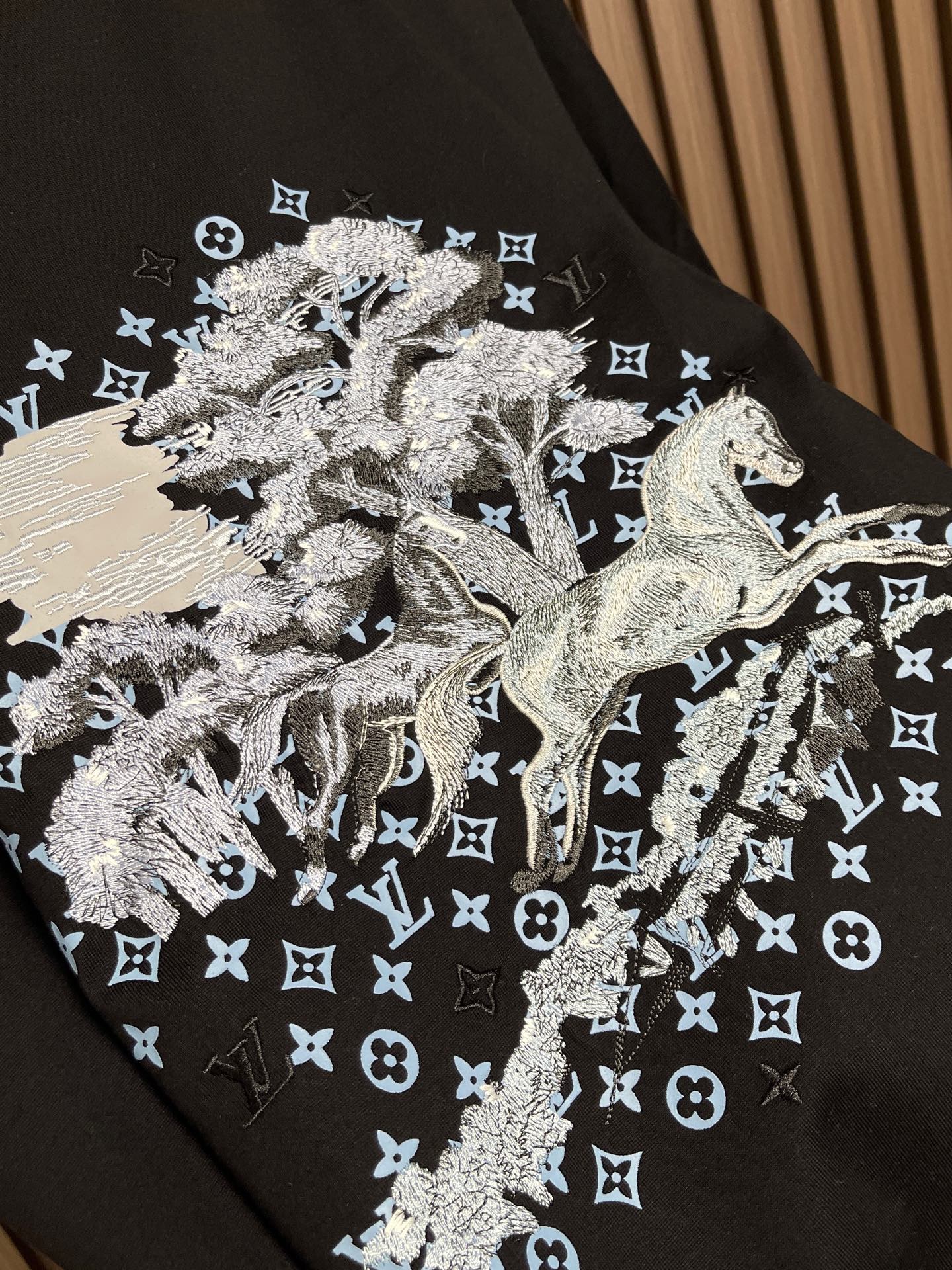 🛒🛒LV 2026ss 早春印花logo纯棉质阔版圆领男士短袖t恤，新季新推系列将标识巧妙融入设计，塑就