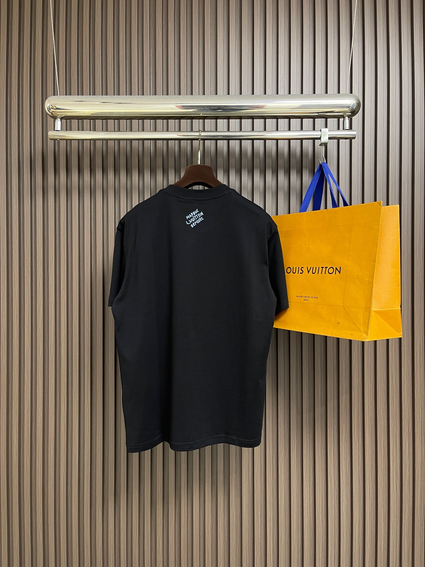 🛒🛒LV 2026ss 早春印花logo纯棉质阔版圆领男士短袖t恤，新季新推系列将标识巧妙融入设计，塑就