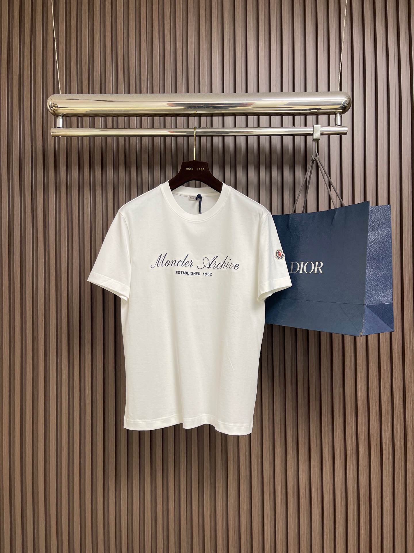 NO:745883,Moncler 2026SS new spring and summer short-sleeved T-shirt with letter flocking print logo, 'Moner Archive EST. 1952' flocking printing on the front + classic embroidered badges on the sleeves. It is made of high-count and high-density 80-count double-strand mercerized cotton. The upper body is comfortable and breathable, soft, delicate and slightly stretchy. Sizes 48-56, bust 106 for size 48, shoulder width 49.3, mid-length back 66, bust size 50 110  Shoulder width 50.5, center length 68 for size 52, chest 114 for size 52, shoulder width 51.7, center length 70 for size 54, chest 118 for size 54, shoulder width 52.9, center length 72 for size 56, chest 122 for size 56, shoulder width 54.1, center length 74,, T-shirt, tees, t-shirt,19860909Moncler 2026SS春夏新品字母植绒印花标识短袖T恤,正面'Moner Archive EST. 1952'字样植绒印花＋袖边点缀经典刺绣徽章,采用高支数高密度80支双股丝光棉,上身舒适透气、柔软细腻微弹.尺码48-56 48码胸围106 肩宽49.3 后中长66 50码胸围110 肩宽50.5 后中长68 52码胸围114 肩宽51.7 后中长70 54码胸围118 肩宽52.9 后中长72 56码胸围122 肩宽54.1 后中长74,,T-shirt,tees，t-shirt,,Men's clothing