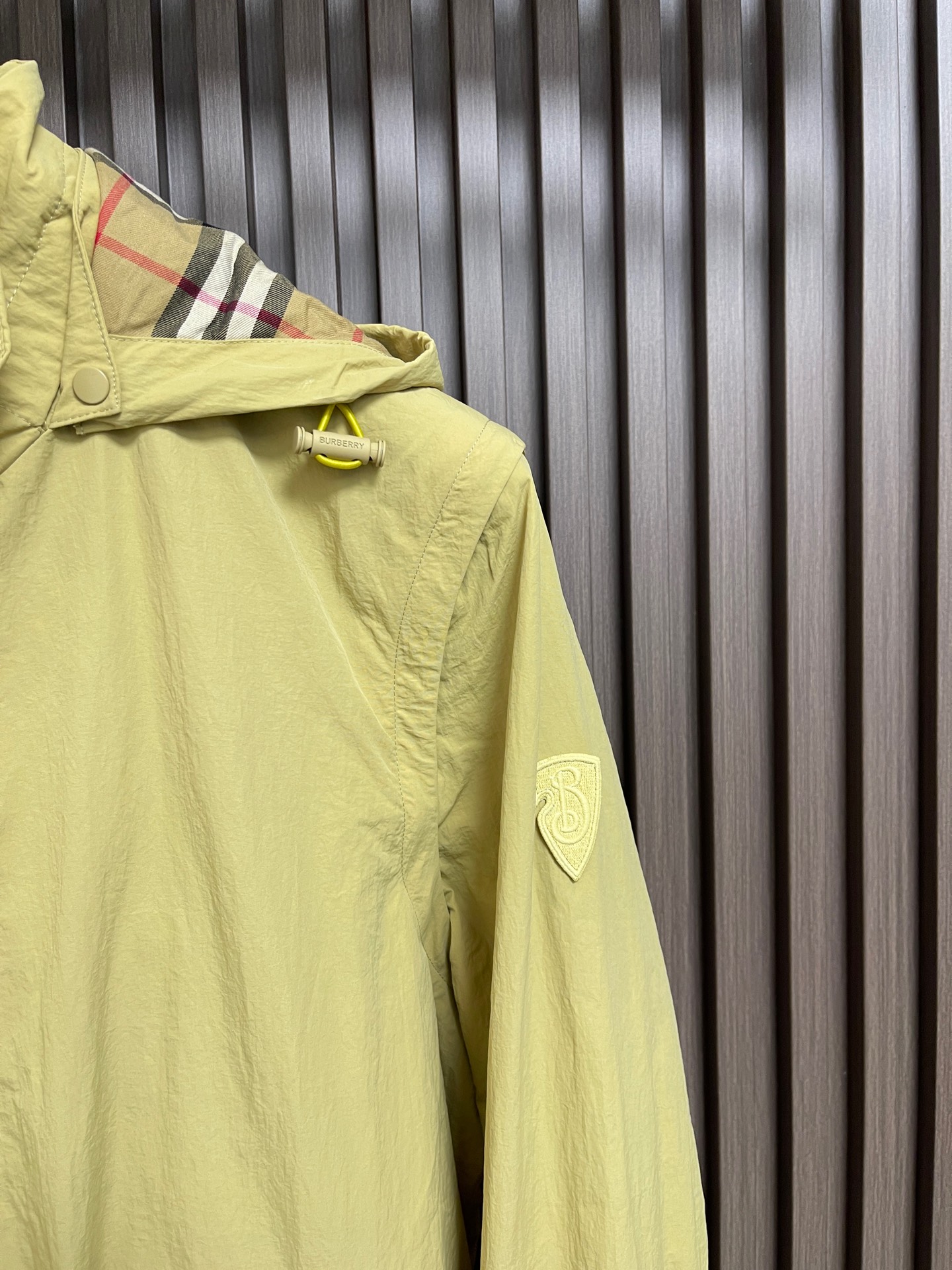 🛒🛒Burberry 2026ss春夏新款可拆卸袖子轻便连帽外套，选用由尼龙面料制成，设计有可调拆卸袖以