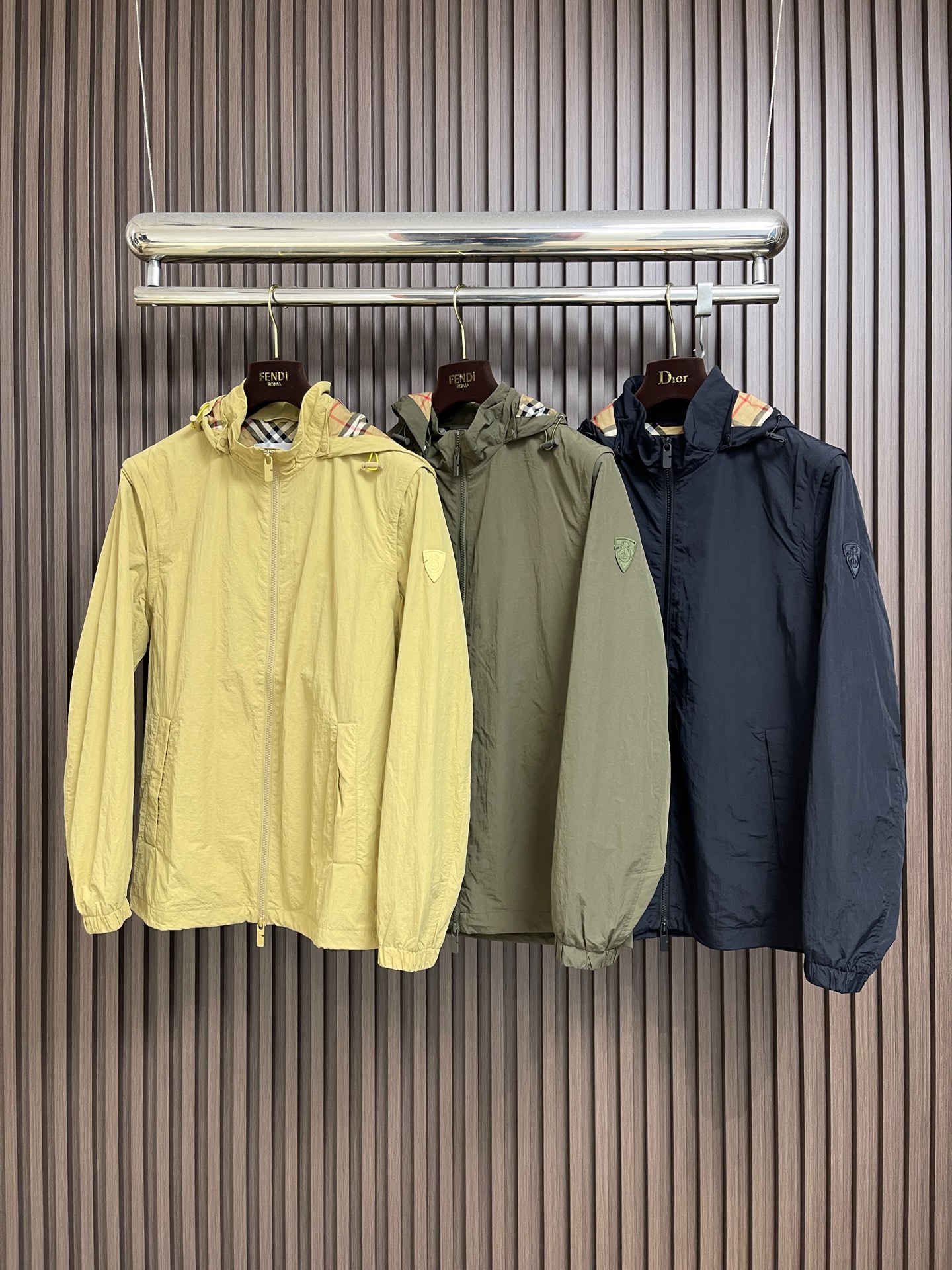🛒🛒Burberry 2026ss春夏新款可拆卸袖子轻便连帽外套，选用由尼龙面料制成，设计有可调拆卸袖以