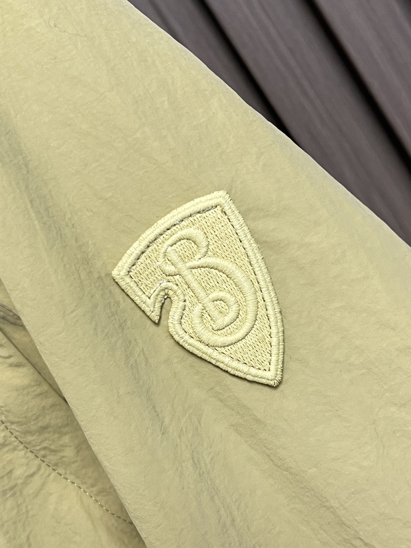 🛒🛒Burberry 2026ss春夏新款可拆卸袖子轻便连帽外套，选用由尼龙面料制成，设计有可调拆卸袖以