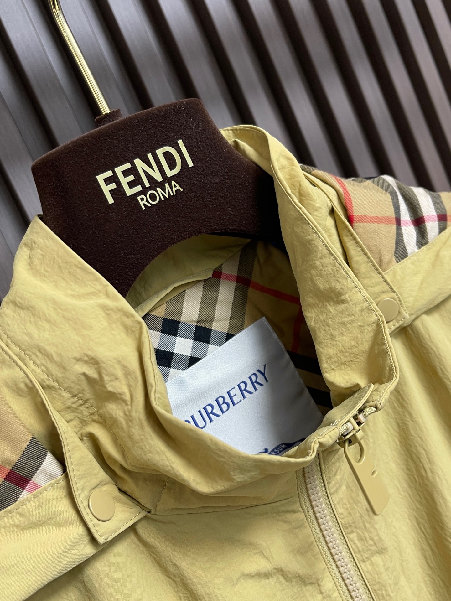 🛒🛒Burberry 2026ss春夏新款可拆卸袖子轻便连帽外套，选用由尼龙面料制成，设计有可调拆卸袖以