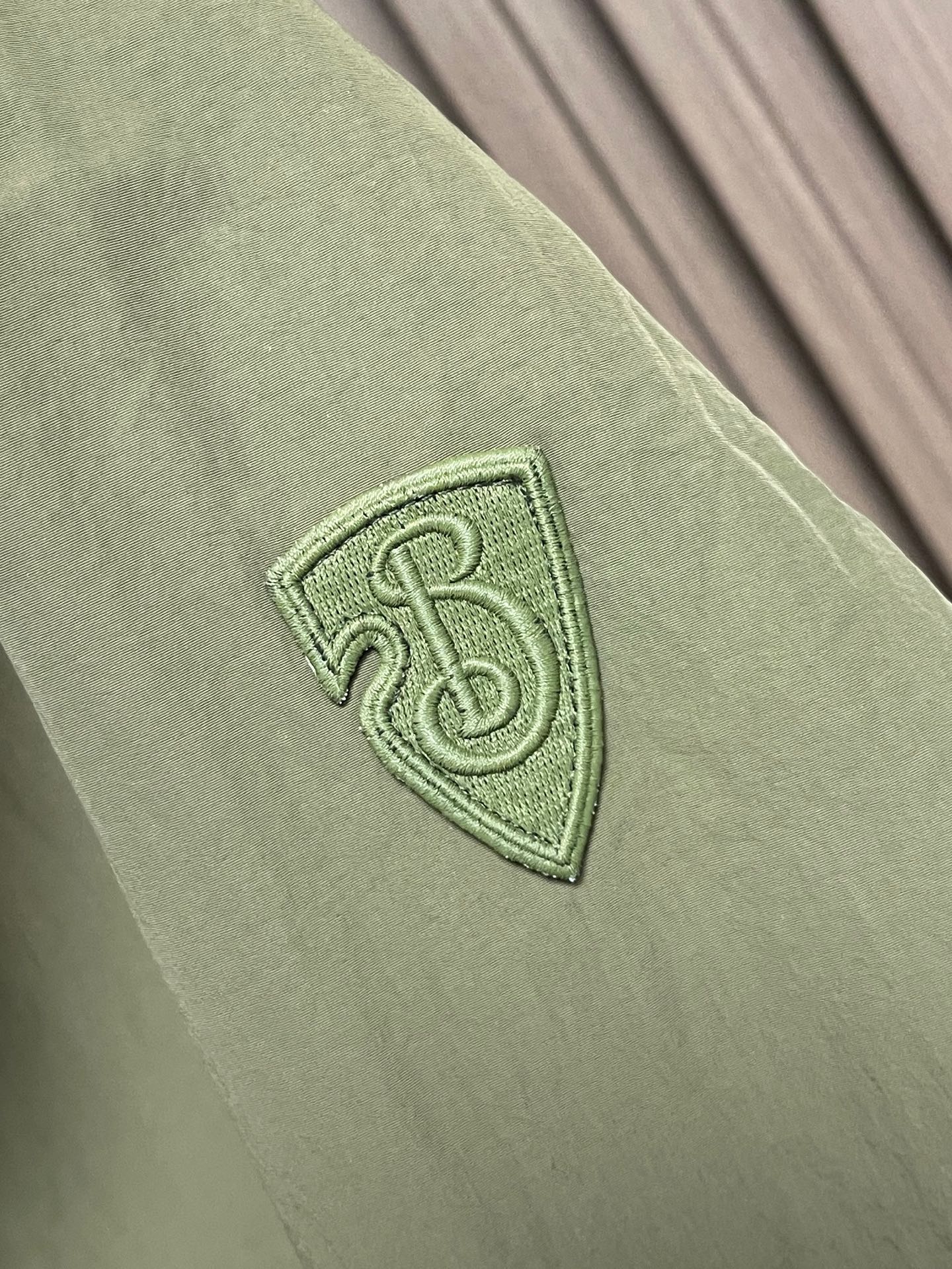 🛒🛒Burberry 2026ss春夏新款可拆卸袖子轻便连帽外套，选用由尼龙面料制成，设计有可调拆卸袖以