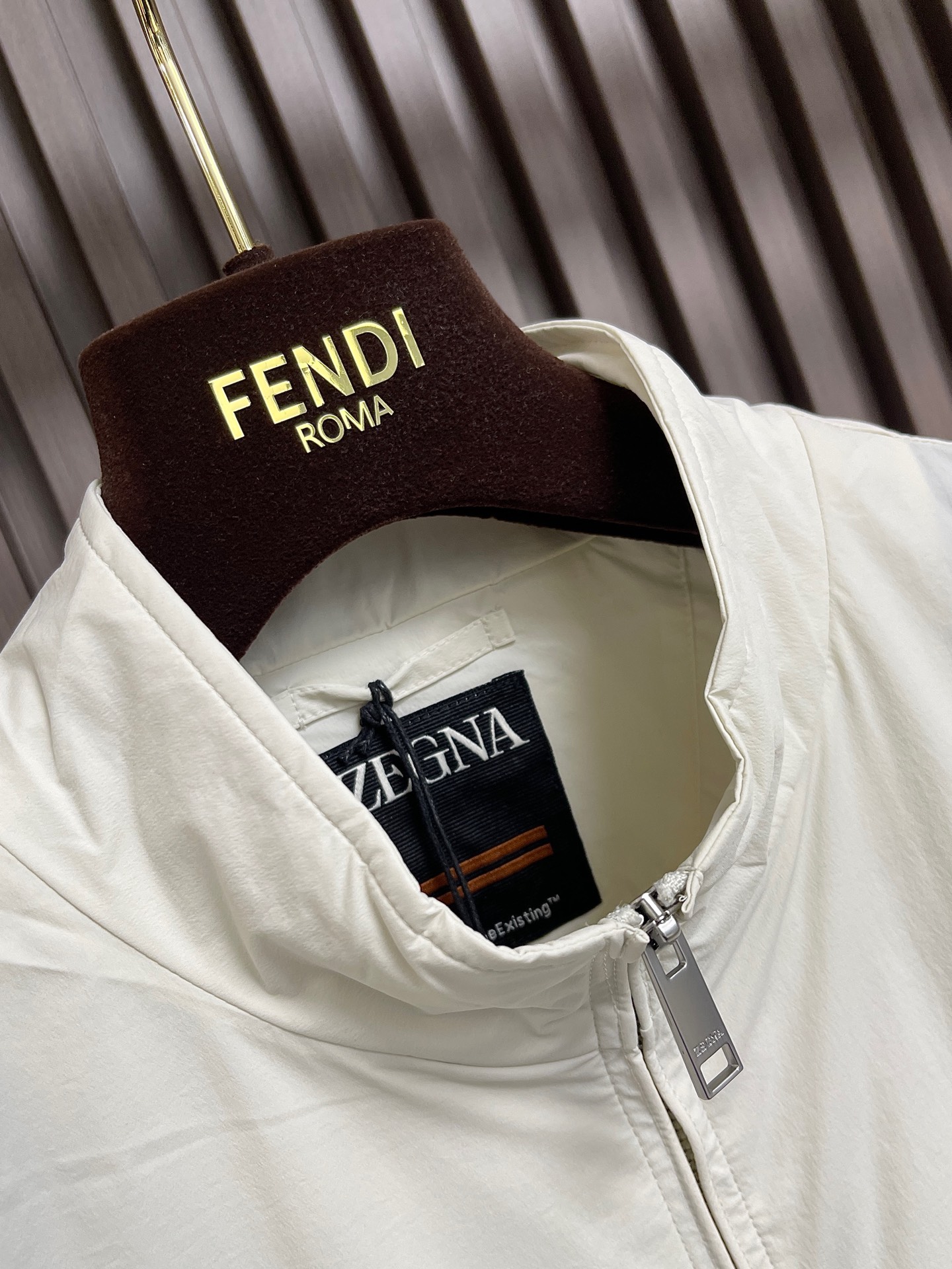 🛒🛒Zegna 立领夹克外套。甄选优质面料，手感细腻顺滑，轻盈有光泽计。简约设计，实用又时髦。适合多种体