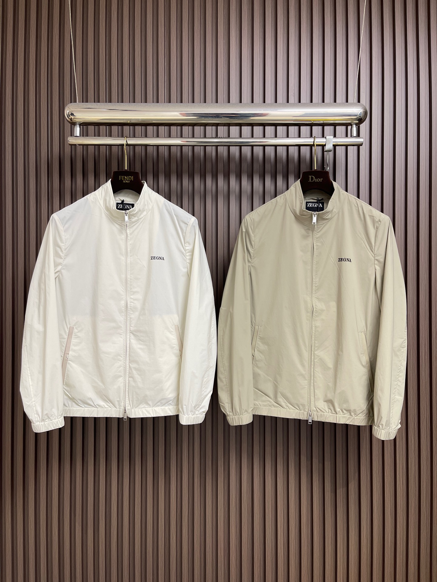 🛒🛒Zegna 立领夹克外套。甄选优质面料，手感细腻顺滑，轻盈有光泽计。简约设计，实用又时髦。适合多种体