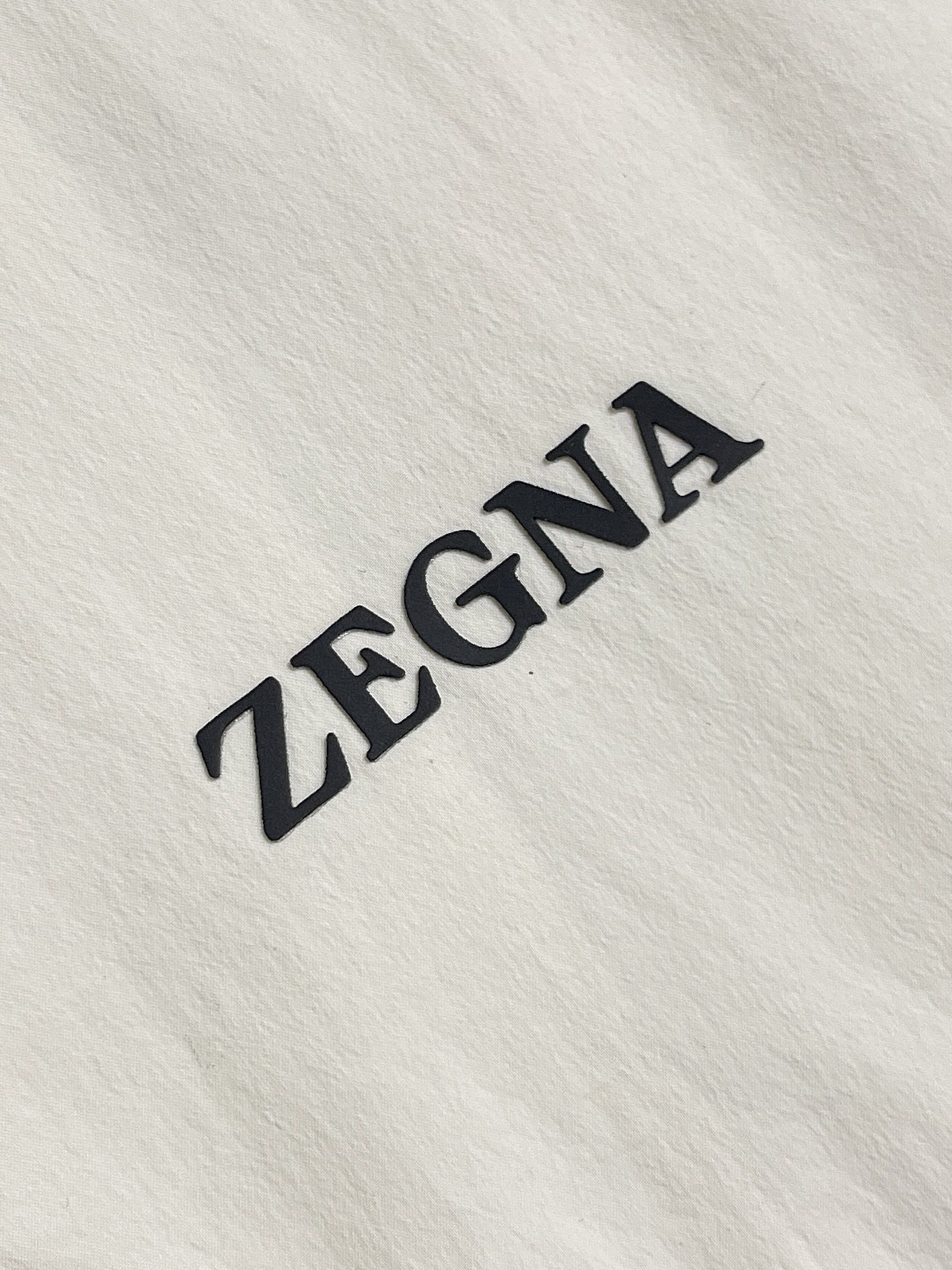 🛒🛒Zegna 立领夹克外套。甄选优质面料，手感细腻顺滑，轻盈有光泽计。简约设计，实用又时髦。适合多种体