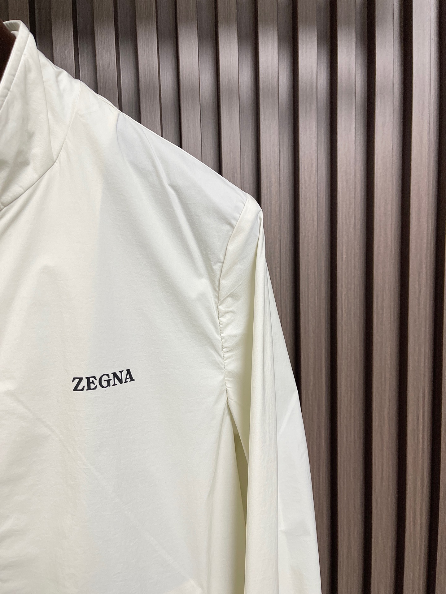 🛒🛒Zegna 立领夹克外套。甄选优质面料，手感细腻顺滑，轻盈有光泽计。简约设计，实用又时髦。适合多种体
