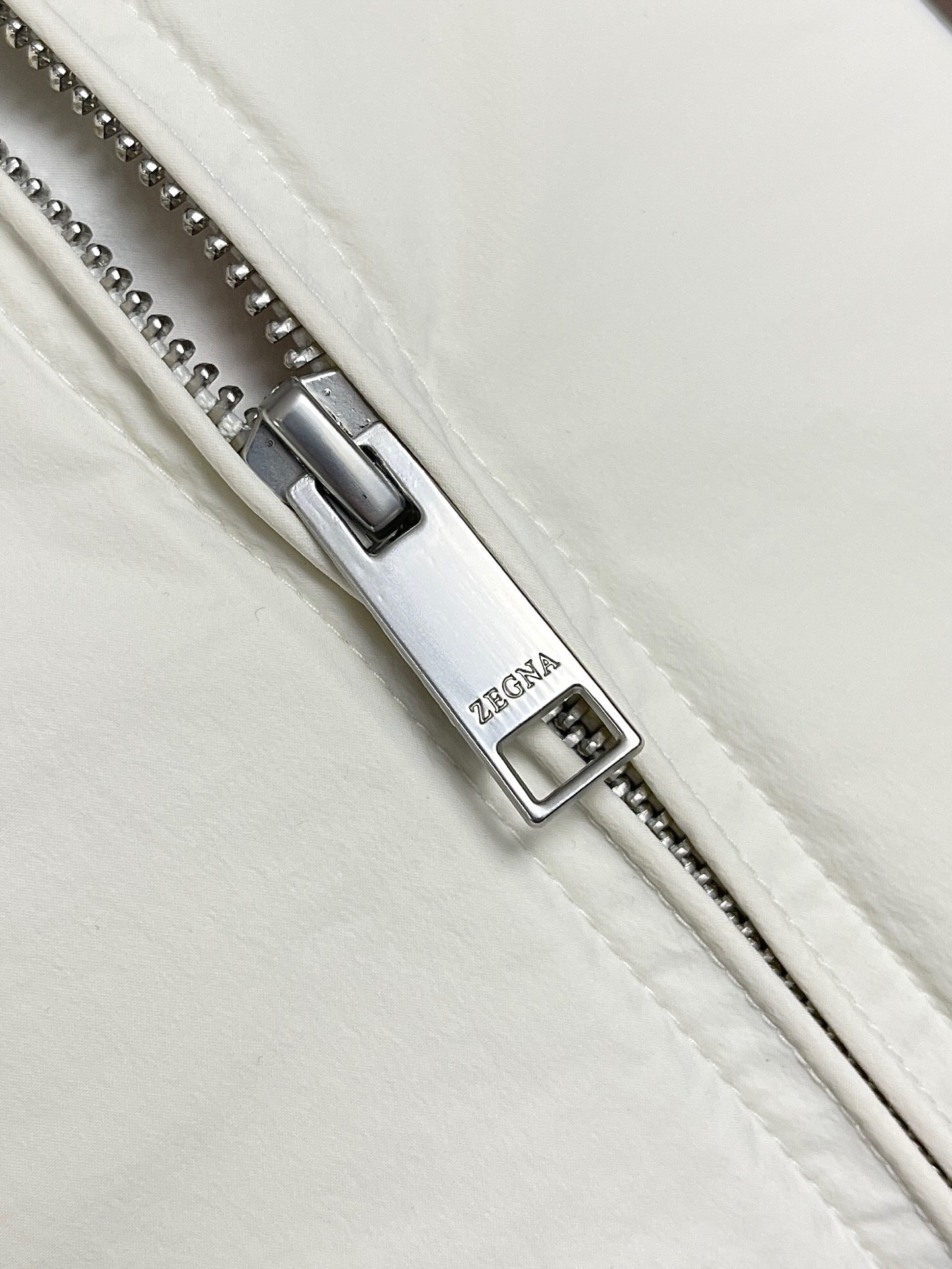 🛒🛒Zegna 立领夹克外套。甄选优质面料，手感细腻顺滑，轻盈有光泽计。简约设计，实用又时髦。适合多种体