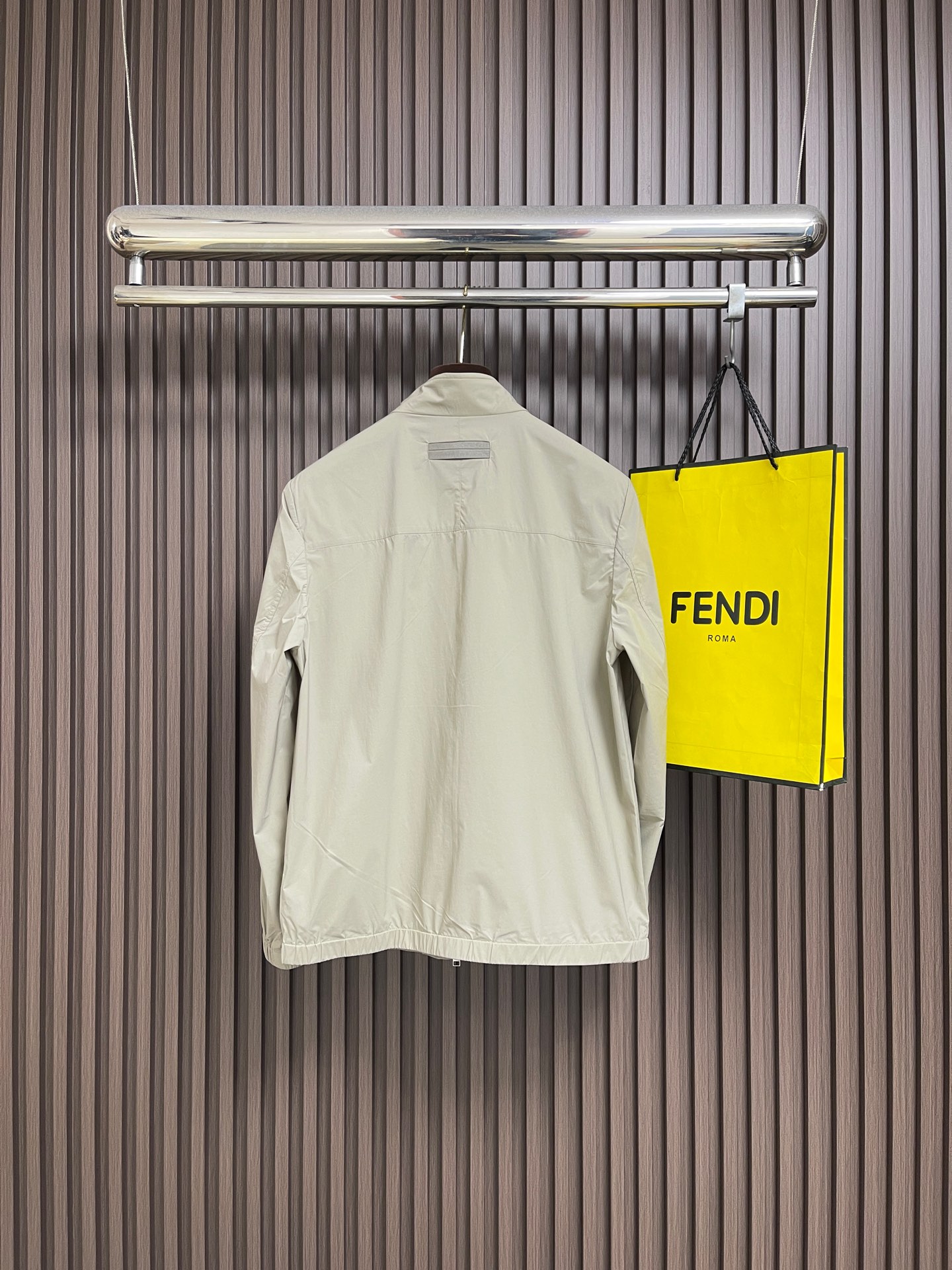 🛒🛒Zegna 立领夹克外套。甄选优质面料，手感细腻顺滑，轻盈有光泽计。简约设计，实用又时髦。适合多种体