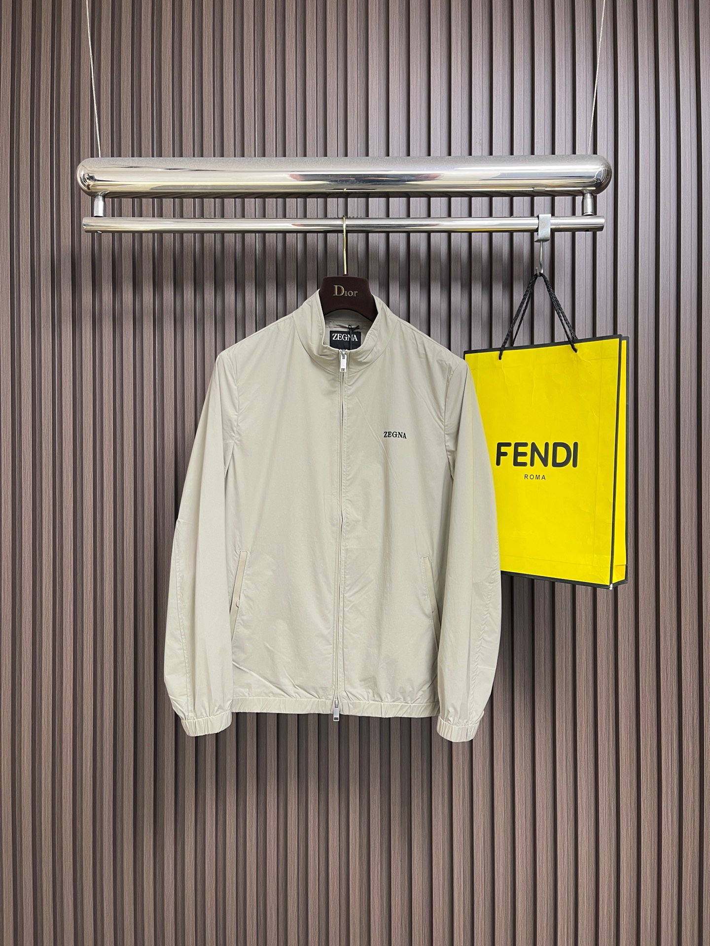 🛒🛒Zegna 立领夹克外套。甄选优质面料，手感细腻顺滑，轻盈有光泽计。简约设计，实用又时髦。适合多种体