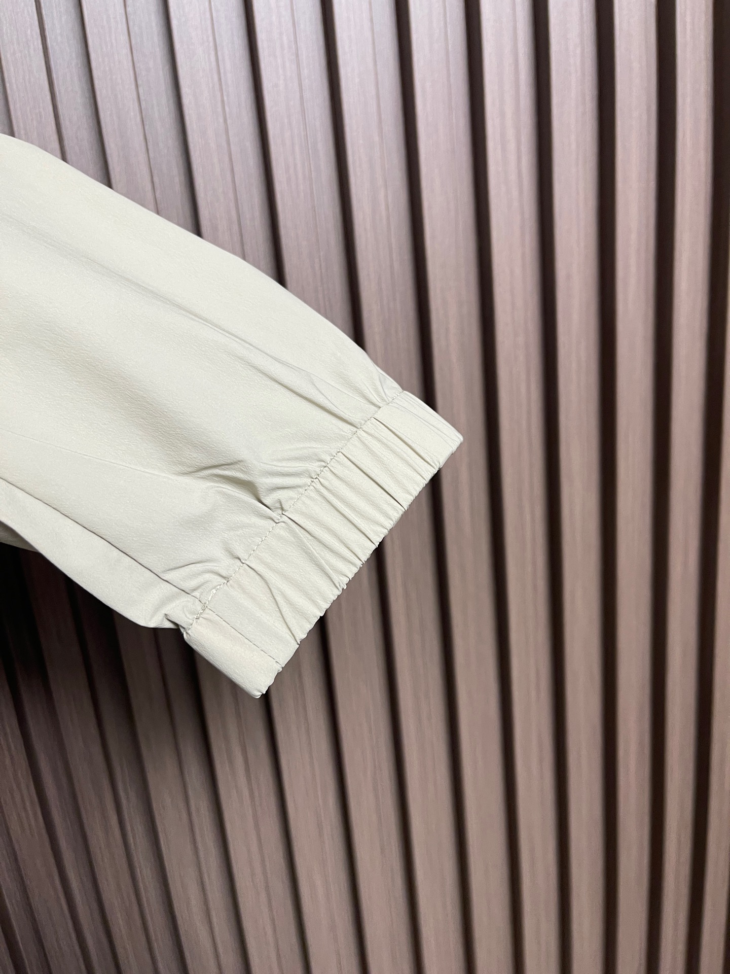 🛒🛒Zegna 立领夹克外套。甄选优质面料，手感细腻顺滑，轻盈有光泽计。简约设计，实用又时髦。适合多种体