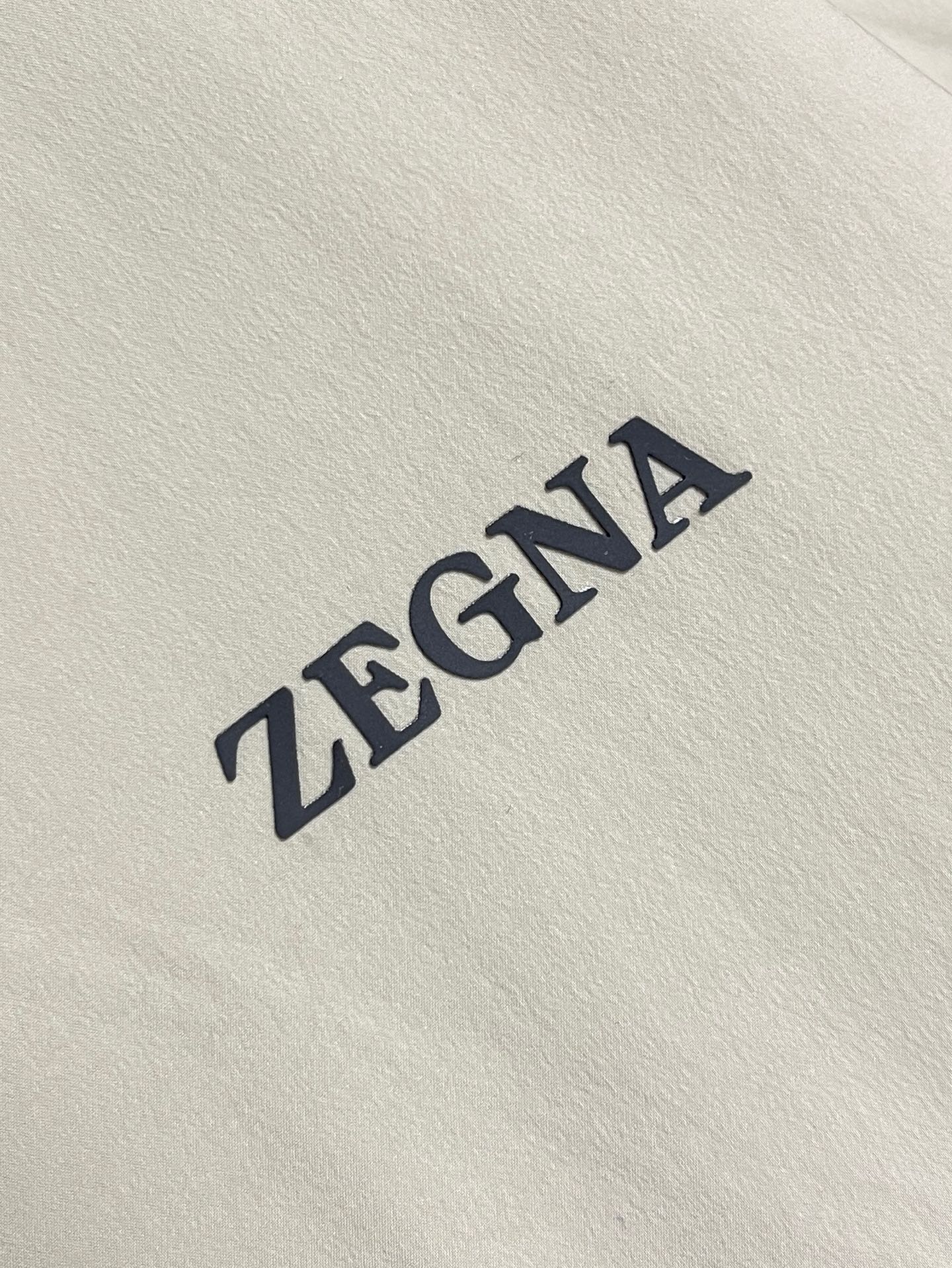 🛒🛒Zegna 立领夹克外套。甄选优质面料，手感细腻顺滑，轻盈有光泽计。简约设计，实用又时髦。适合多种体