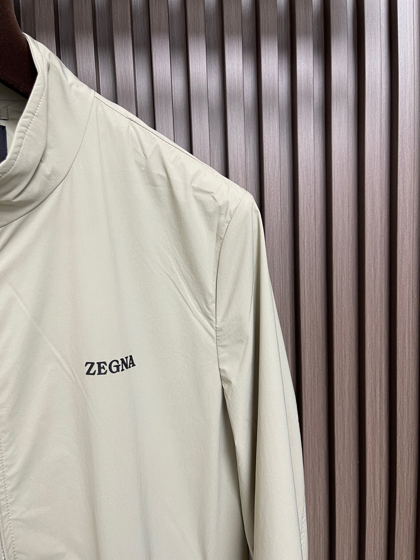 🛒🛒Zegna 立领夹克外套。甄选优质面料，手感细腻顺滑，轻盈有光泽计。简约设计，实用又时髦。适合多种体