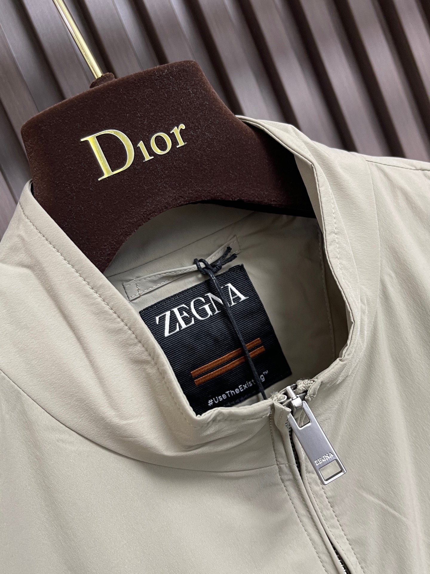 🛒🛒Zegna 立领夹克外套。甄选优质面料，手感细腻顺滑，轻盈有光泽计。简约设计，实用又时髦。适合多种体