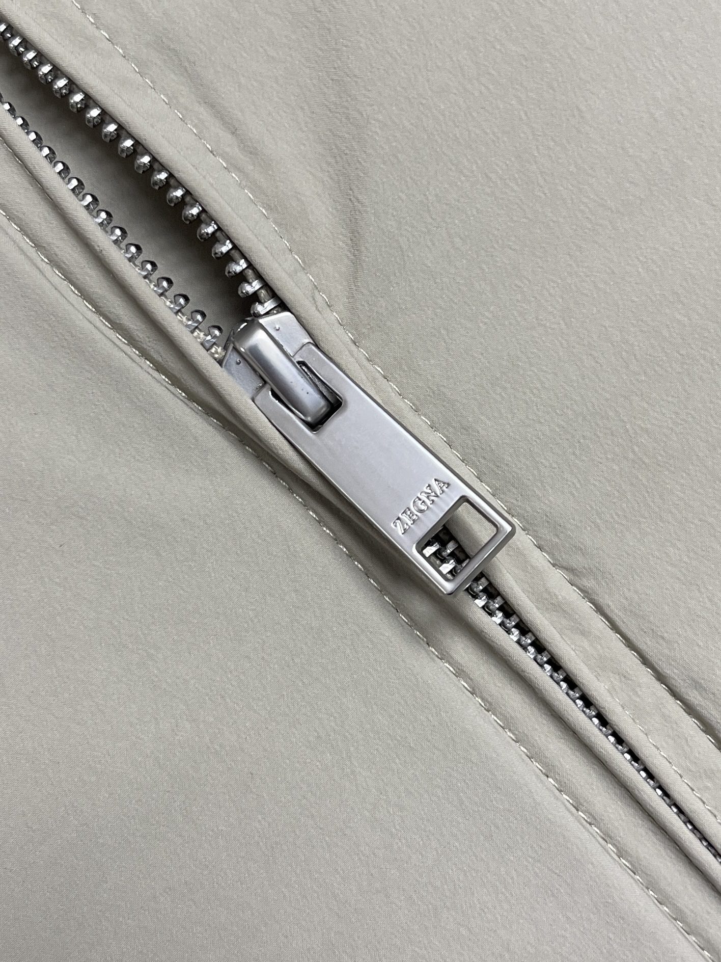 🛒🛒Zegna 立领夹克外套。甄选优质面料，手感细腻顺滑，轻盈有光泽计。简约设计，实用又时髦。适合多种体